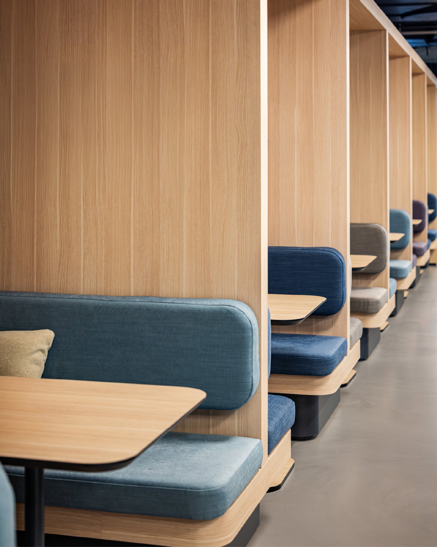 Designed for connection.
The bistro at the Ecclesia Group headquarters offers different settings for meeting, working, eating and taking a break. A flexible environment that supports everyday interactions and brings people together.
#KitzigDesignStudios #EcclesiaGroup #WorkplaceDesign #OfficeInteriors #InteriorArchitecture #InteriorDesign #CorporateDesign #WorkspaceDesign 