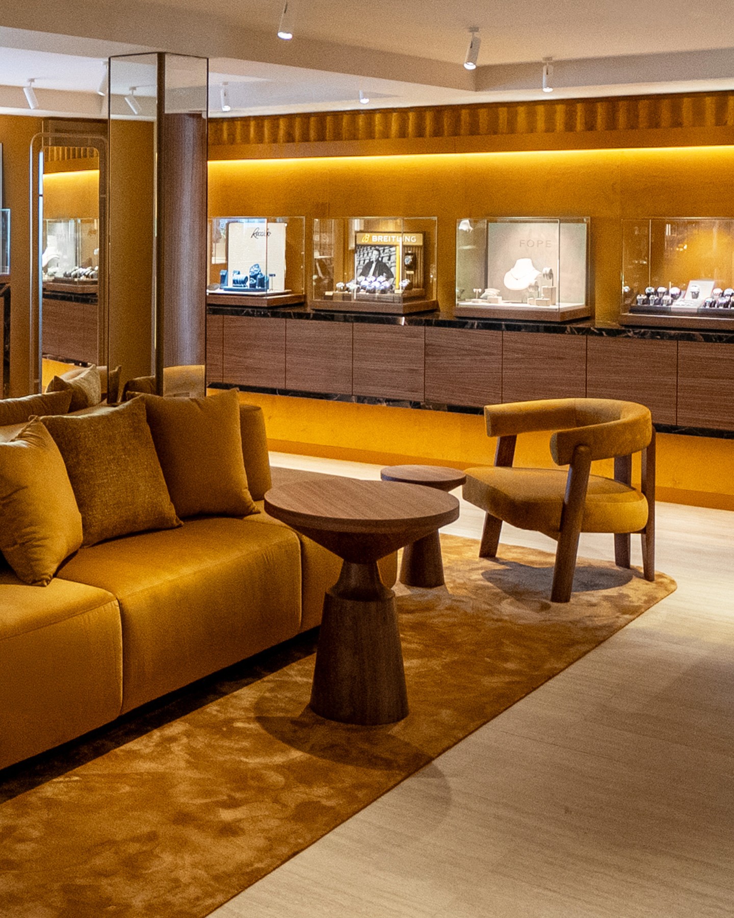 JUWELIER MAYER STARNBERG
A variety of zones featuring a lounge, bar, sales tables, and curated presentation areas create an exclusive customer experience. Intimate niches allow for private consultations, while open areas convey lightness and spaciousness.
#KitzigDesignStudios #JuwelierMayer #Starnberg #JewelleryDesign #RetailDesign #DesignBeyondBoundaries #LuxuryRetail #Starnberg