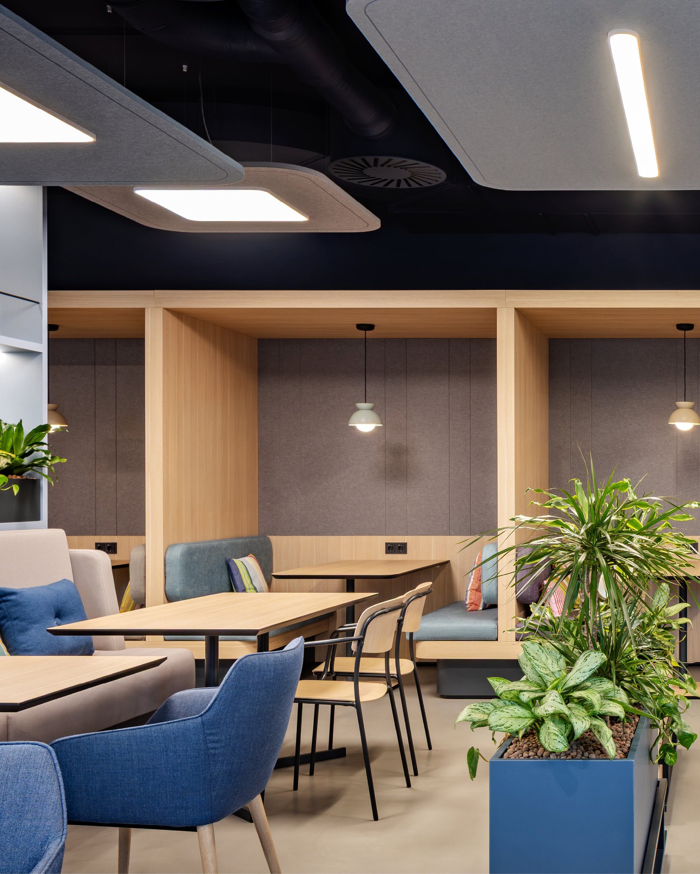 Designed for connection.
The bistro at the Ecclesia Group headquarters offers different settings for meeting, working, eating and taking a break. A flexible environment that supports everyday interactions and brings people together.
#KitzigDesignStudios #EcclesiaGroup #WorkplaceDesign #OfficeInteriors #InteriorArchitecture #InteriorDesign #CorporateDesign #WorkspaceDesign 