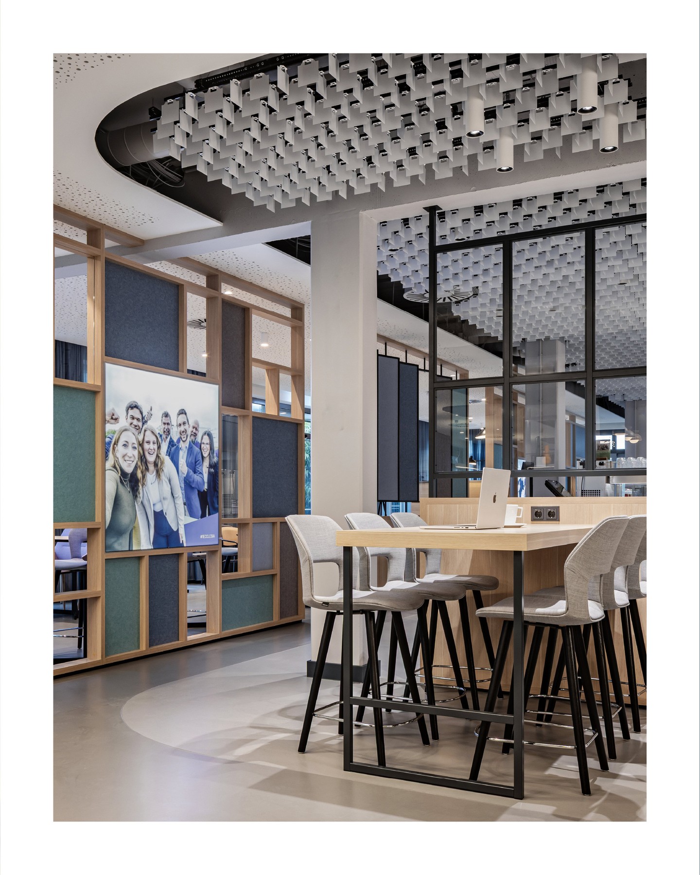 Designed for connection.
The bistro at the Ecclesia Group headquarters offers different settings for meeting, working, eating and taking a break. A flexible environment that supports everyday interactions and brings people together.
#KitzigDesignStudios #EcclesiaGroup #WorkplaceDesign #OfficeInteriors #InteriorArchitecture #InteriorDesign #CorporateDesign #WorkspaceDesign 