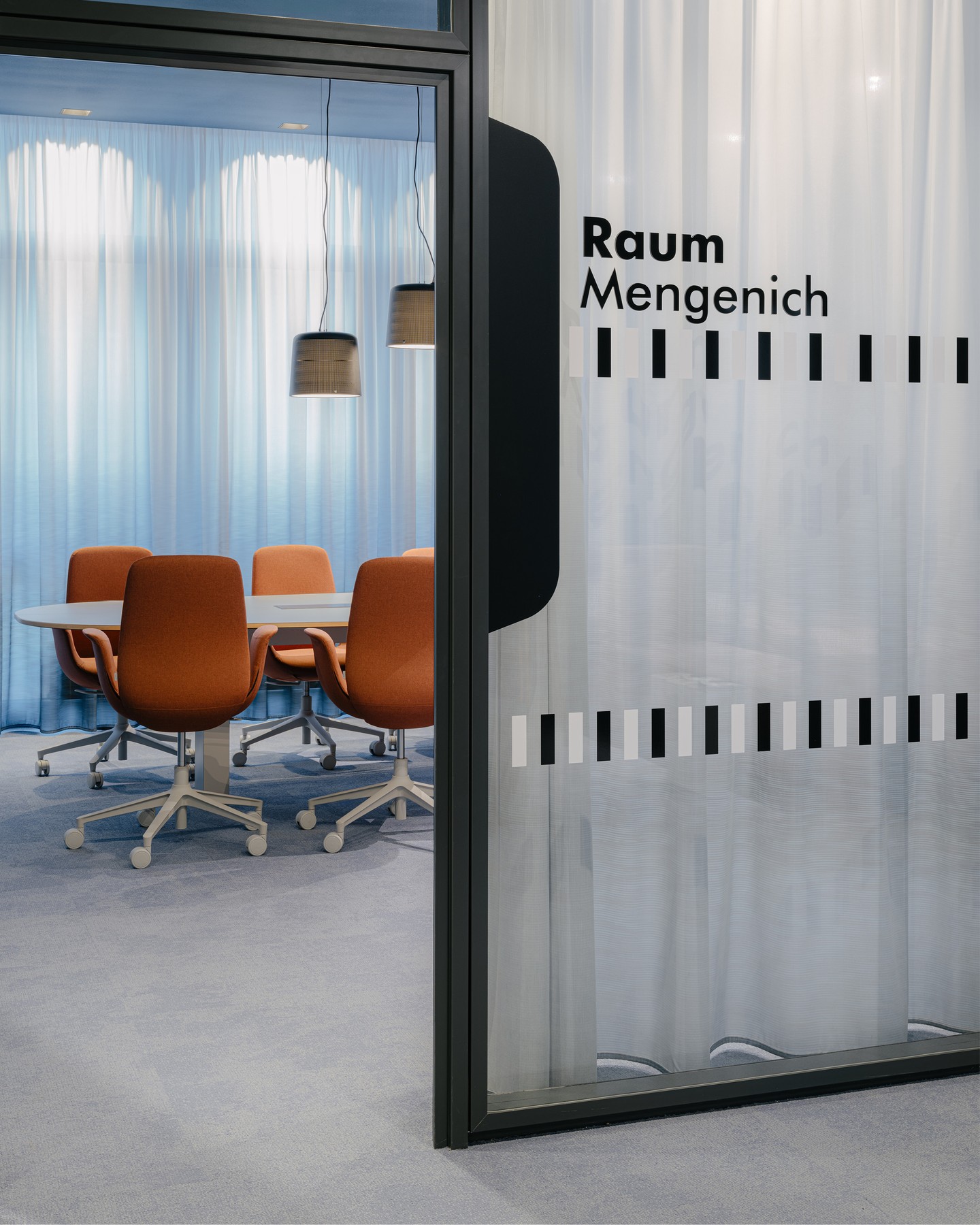 The boardrooms at the COCO Cologne Campus Ossendorf offer plenty of space for creative discussion, private meetings and quiet spaces for focused work.
Design by Kitzig Interior Design
Photos: Marvin Schwienheer

