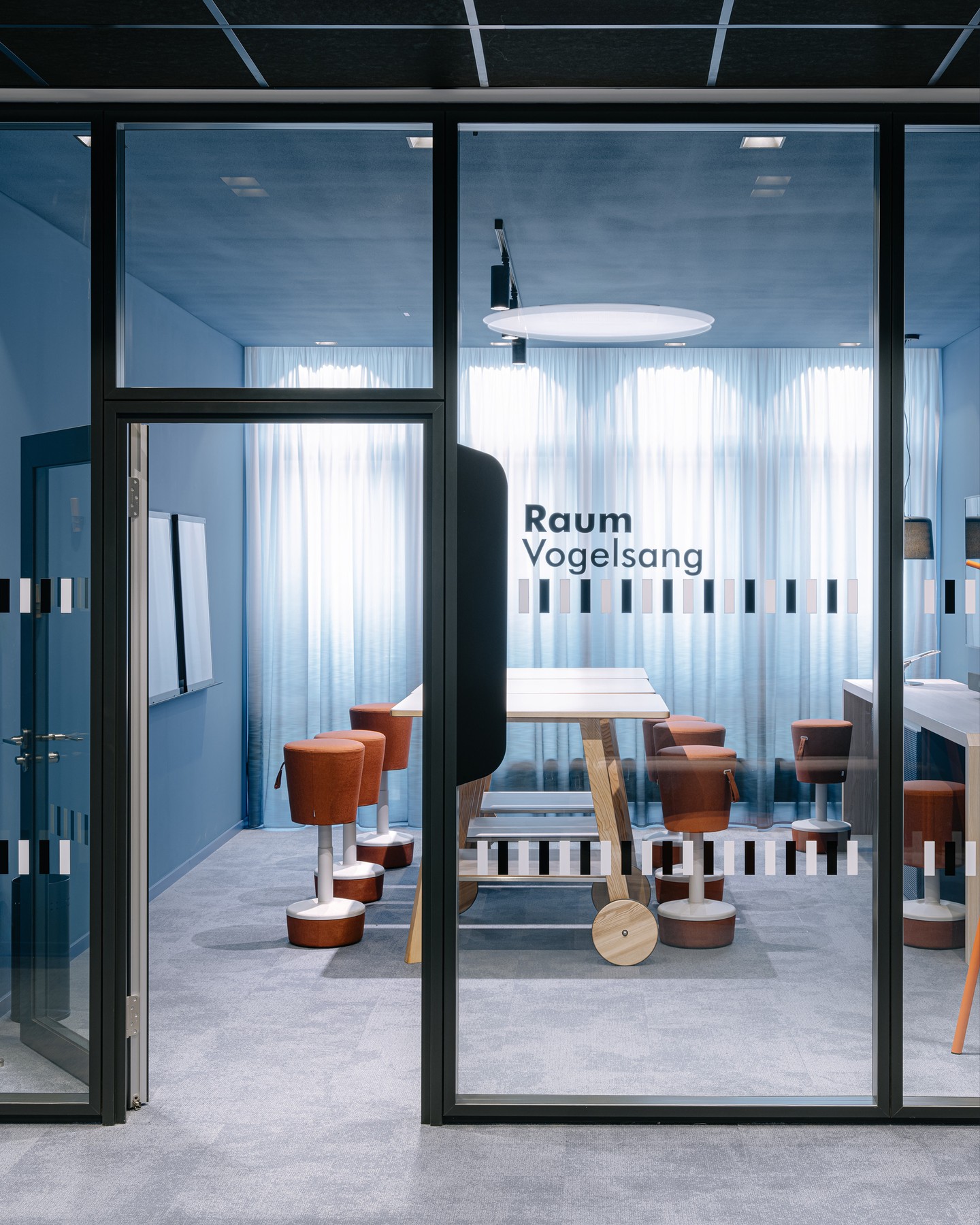 The boardrooms at the COCO Cologne Campus Ossendorf offer plenty of space for creative discussion, private meetings and quiet spaces for focused work.
Design by Kitzig Interior Design
Photos: Marvin Schwienheer
