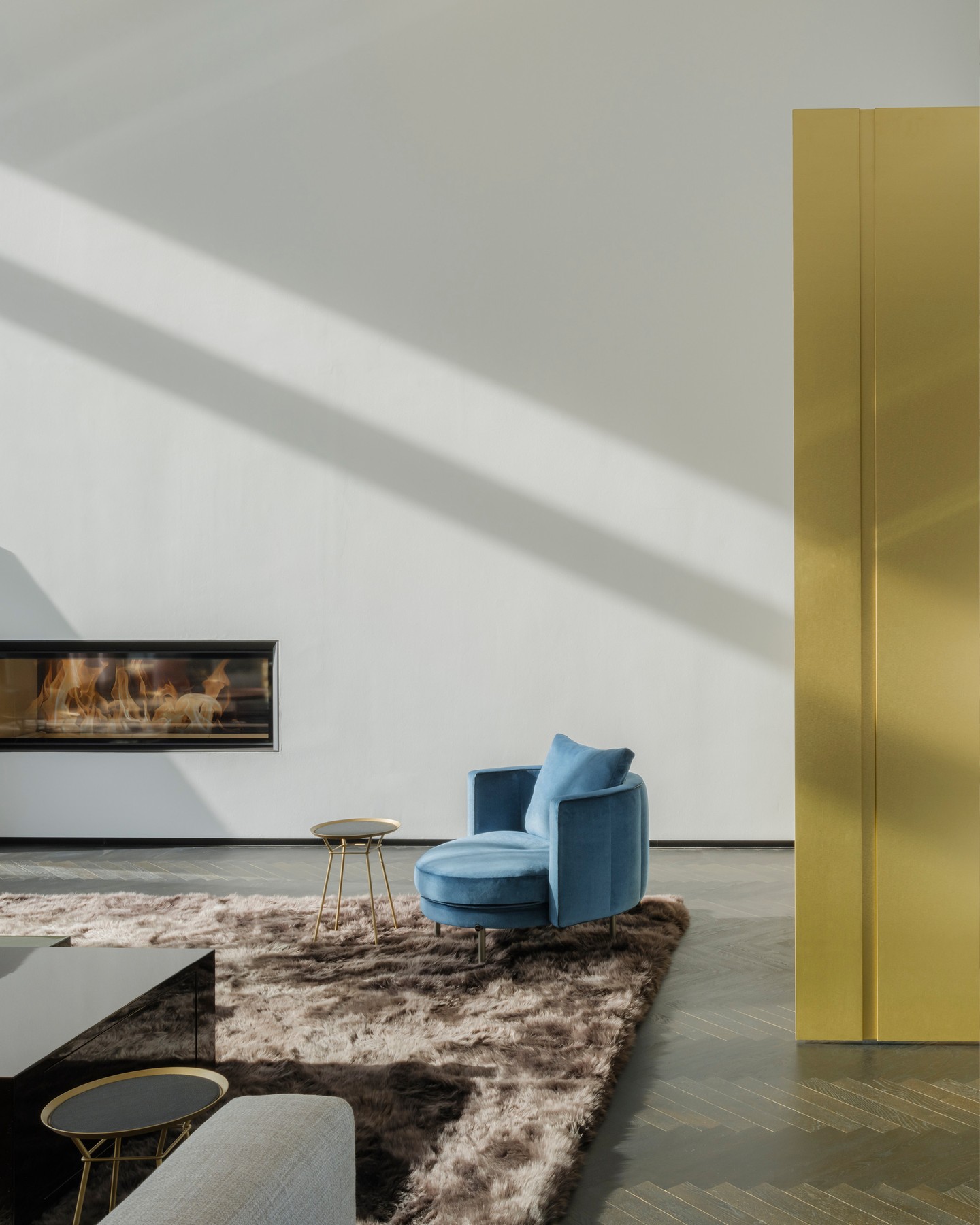 RESIDENTIAL
A two-storey entrance hall offers open views throughout the building. A golden, 3-metre-high revolving door leads into the elegant living room. To give the family of nine additional privacy, a more intimate family room complements the formal living space.