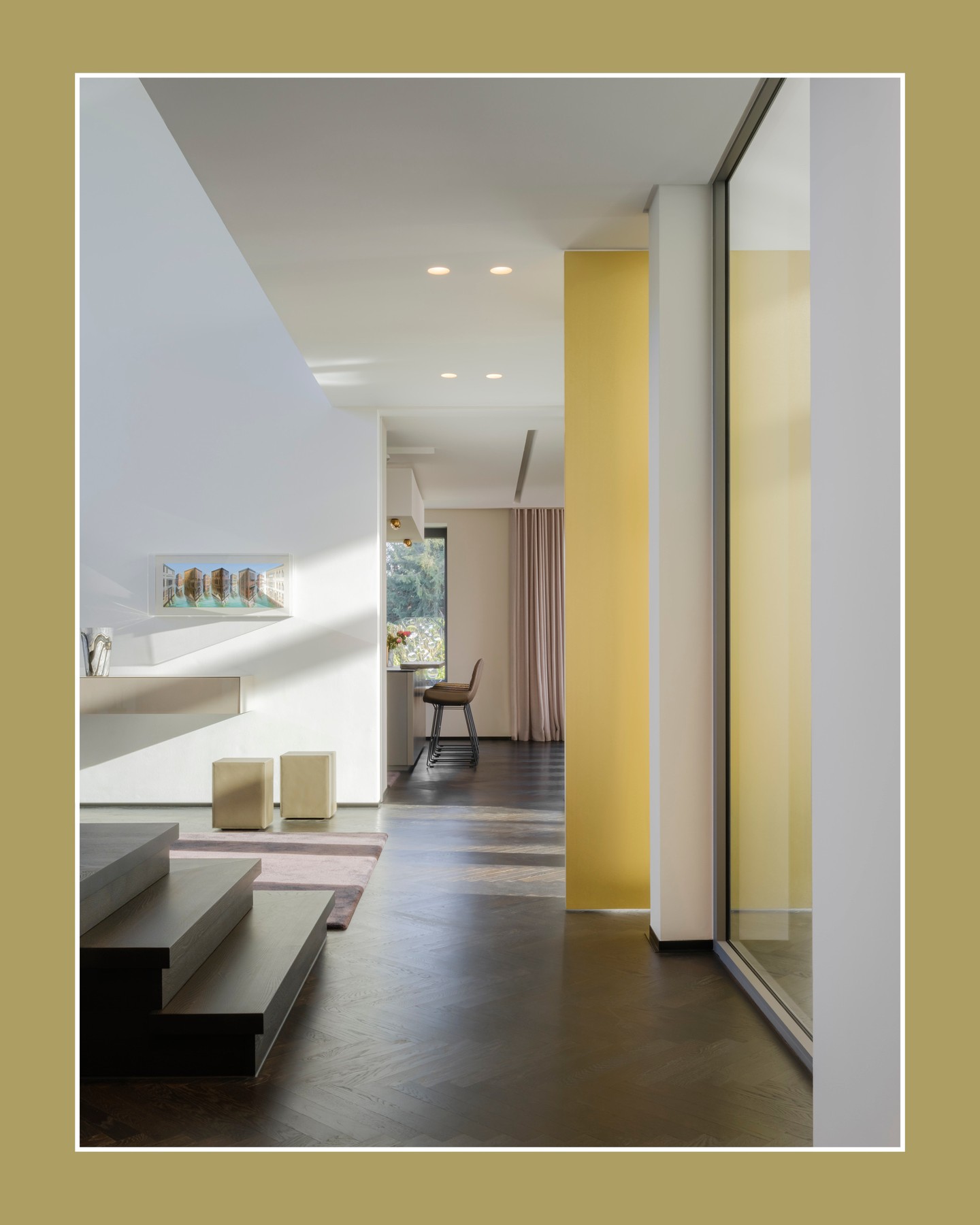 RESIDENTIAL
A two-storey entrance hall offers open views throughout the building. A golden, 3-metre-high revolving door leads into the elegant living room. To give the family of nine additional privacy, a more intimate family room complements the formal living space.