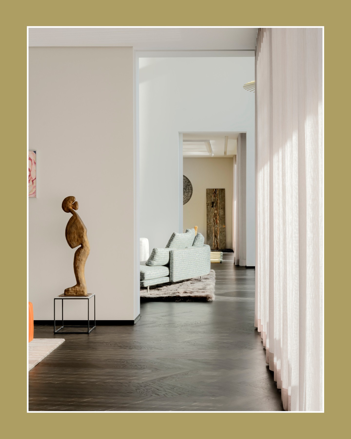 RESIDENTIAL
A two-storey entrance hall offers open views throughout the building. A golden, 3-metre-high revolving door leads into the elegant living room. To give the family of nine additional privacy, a more intimate family room complements the formal living space.