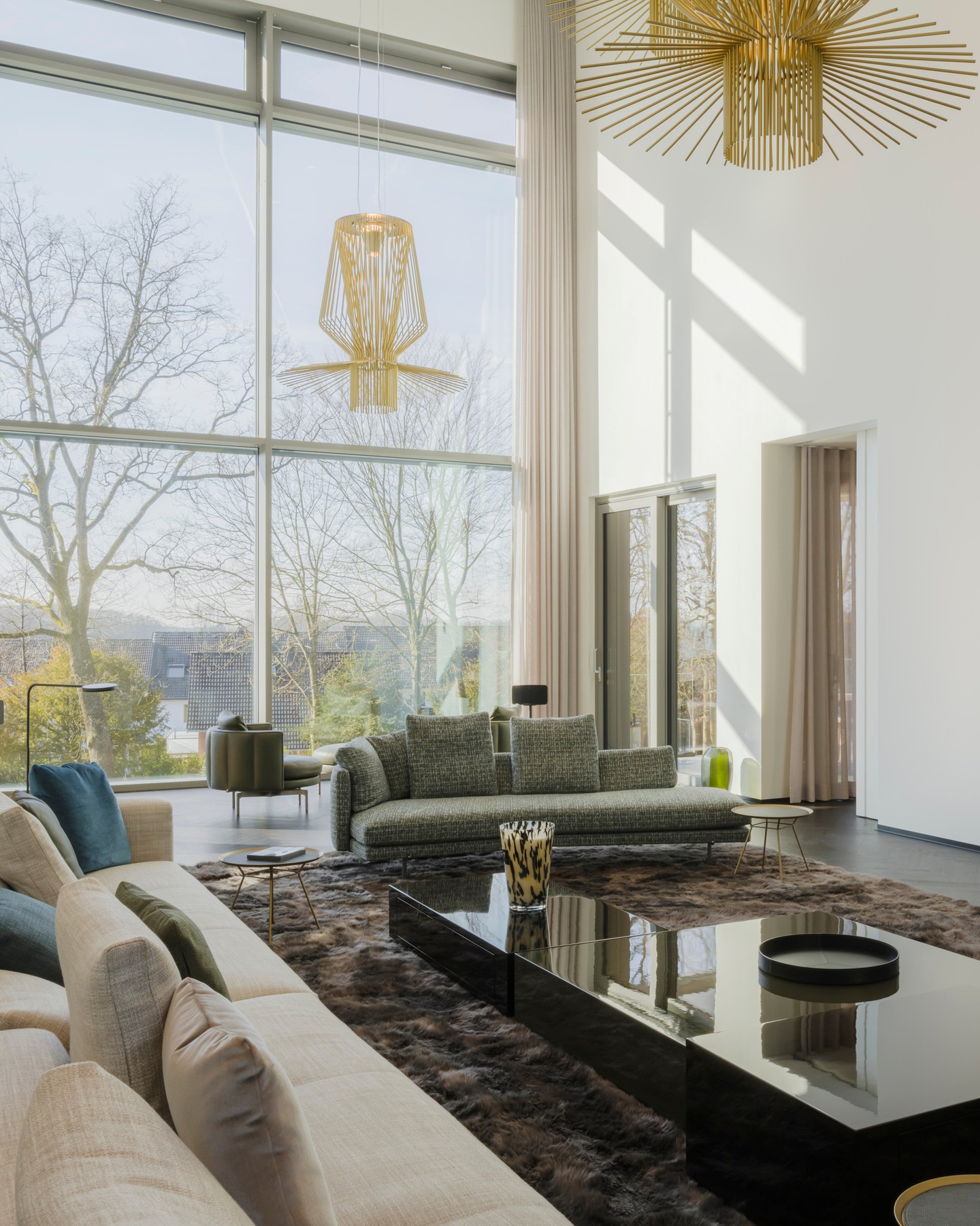 RESIDENTIAL
A two-storey entrance hall offers open views throughout the building. A golden, 3-metre-high revolving door leads into the elegant living room. To give the family of nine additional privacy, a more intimate family room complements the formal living space.
