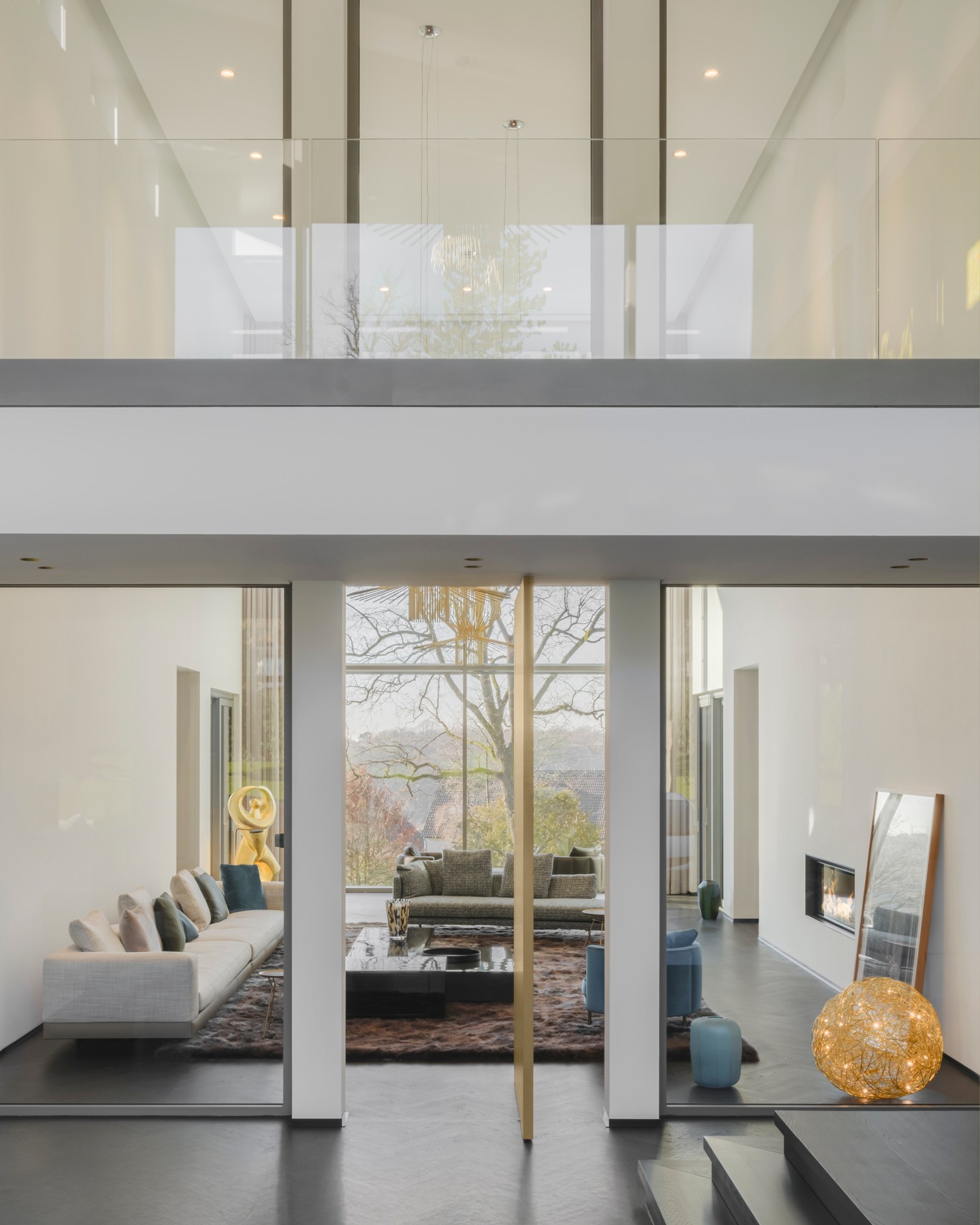 RESIDENTIAL
A two-storey entrance hall offers open views throughout the building. A golden, 3-metre-high revolving door leads into the elegant living room. To give the family of nine additional privacy, a more intimate family room complements the formal living space.