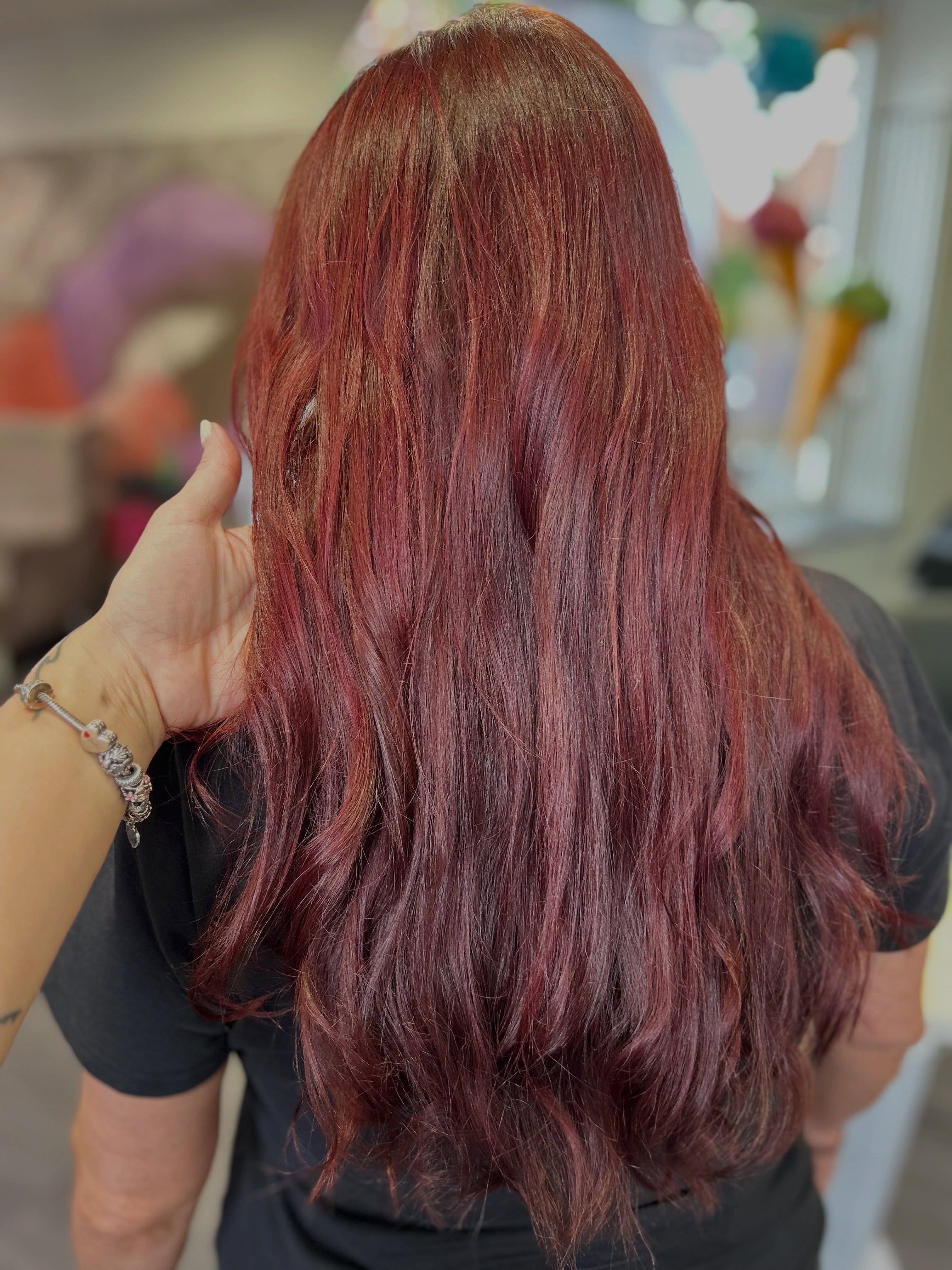 Burgundy Beauty ✨
Eine Farbe wie flüssiger Samt, tief, warm und voller wunderschöner Reflexe. ❤️
Burgundy trifft auf sanfte Kupfernuancen und zaubert ein Farbspiel, das im Licht immer wieder neu zum Vorschein kommt.
Glossy. Feminin. Einfach wow. ✨
#burgundyhair #copperhair #haircolor #hairtransformation #homeofhairbremen