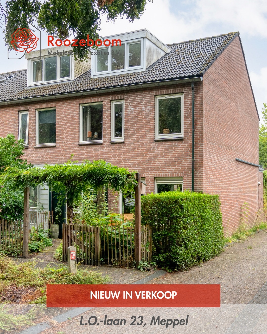 🚨🏡 NIEUW IN VERKOOP, L.O.-laan 23 Meppel
Ruim, sfeervol én een achtertuin waar je op slag verliefd op wordt! 💚 Deze verrassend ruime eindwoning in de geliefde Oosterboer heeft alles in huis voor heerlijk gezinswonen🤩
👉 Waarom je deze woning wilt zien:
🌹 Verrassend ruime eindwoning
🌹 Maar liefst 4 slaapkamers
🌹 Moderne keuken met werkeiland
🌹 Stijlvolle badkamer met ligbad
🌹 Vloerverwarming op de gehele begane grond
🌹 Airco uit 2026 - koelen én verwarmen
🌹 8 zonnepanelen
🌹 Een prachtige, groene en privacyrijke achtertuin
🌹 Vrijstaande stenen berging
🌹 Energielabel C
Binnen geniet je van een lichte, royale leefruimte met een open keuken die uitnodigt tot lange avonden tafelen. Buiten wacht een heerlijke groene oase met volwassen beplanting, fruitbomen en een sfeervolle, begroeide pergola 🌸
📩 Nieuwsgierig? Neem contact met ons op voor meer informatie of een bezichtiging!
#tekoop #meppel #oosterboer #makelaarmeppel