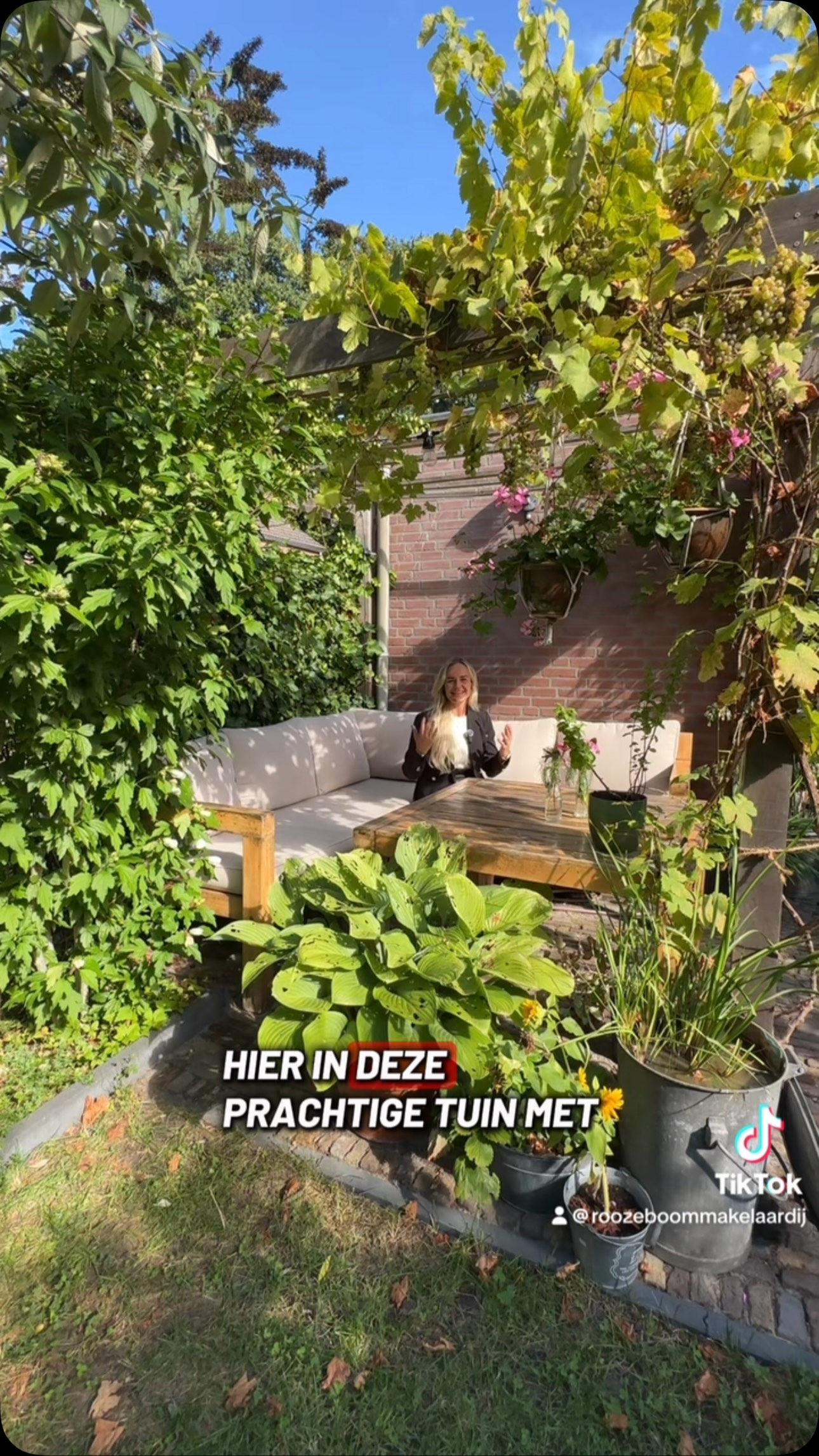🏡 L.O.-laan 23, Meppel
🌳 Groen voor de deur, een heerlijke tuin én alles dichtbij! 🏡
Wonen in de Oosterboer betekent hier écht genieten van de omgeving. Vanuit huis loop je zo het park voor de woning in, terwijl je achter het huis een fijne speeltuin vindt. Ideaal voor gezinnen met kinderen! 🛝🌿
En thuis? Daar wacht een heerlijke, groene achtertuin met volop privacy en een sfeervolle plek onder de pergola. ☀️🌸
Voor de dagelijkse boodschappen hoef je bovendien niet ver: de winkels liggen praktisch om de hoek. 🛒
Tel daar vier slaapkamers, een ruime woonkamer en een prachtige open keuken bij op en je hebt een heerlijke plek om thuis te komen.
🌹 Park voor de deur
🌹 Groene, sfeervolle achtertuin
🌹 Speeltuin achter de woning
🌹 Winkels om de hoek
🌹 4 slaapkamers
🌹 8 zonnepanelen
Ervaar de magie van deze woning zelf en vraag snel je bezichtiging aan!
#huistekoopmeppel #meppel #makelaarmeppel