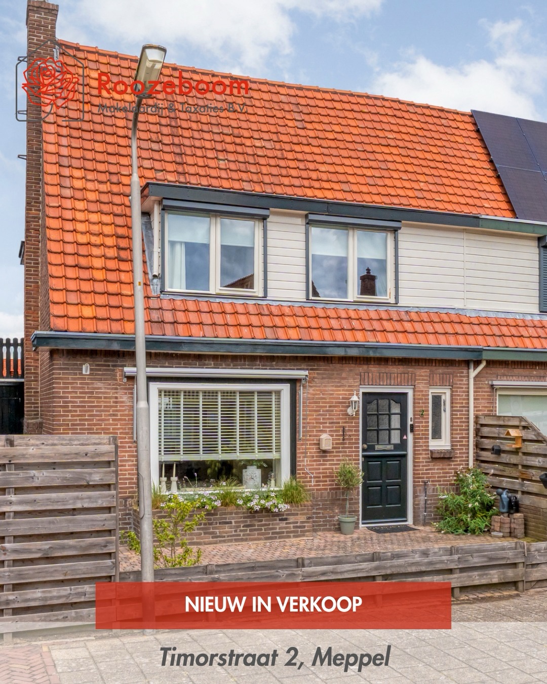 🚨🏡 NIEUW IN MEPPEL, Timorstraat 2, Meppel
Wat een leuke verrassing achter deze karakteristieke gevel! ✨ Deze sfeervolle twee-onder-een-kapwoning ligt op een fijne plek vlak bij het centrum van Meppel en biedt verrassend veel ruimte!🤩
Binnen vind je volop karakter, gecombineerd met modern wooncomfort. Denk aan een gezellige woonkamer met balkenplafond en schouw, een moderne keuken uit 2023, drie slaapkamers, een nette badkamer en een heerlijk besloten achtertuin met overkapping👀
🌹 Centrum Meppel op korte afstand
🌹 3 slaapkamers
🌹 Moderne keuken uit 2023
🌹Badkamer uit 2018
🌹 Besloten achtertuin met veel privacy
🌹 2 praktische bergingen
Een heerlijke stadswoning voor wie houdt van karakter, sfeer én alles binnen handbereik.
Nieuwsgierig geworden? 👀 Plan een bezichtiging en ontdek zelf hoe leuk deze woning is!
#meppel #tekoop #makelaarmeppel