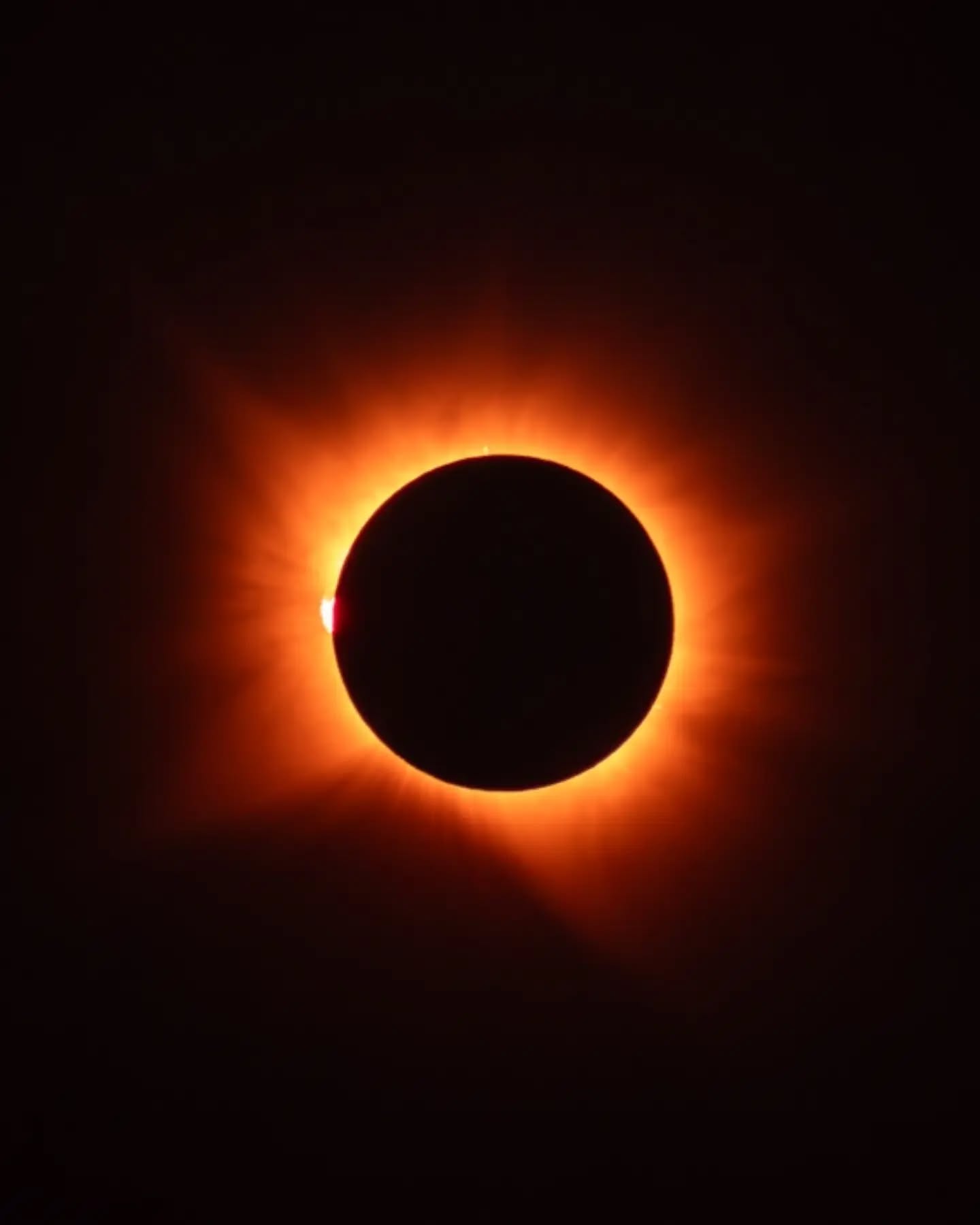 Eine ganz besondere Sonnenfinsternis 2026. 😎
Dieser Spot ist mir erst wenige Tage vor dem Ereignis gegen 4 Uhr nach einer ausgedehnten Astro-Session auf Google Maps aufgefallen. Manchmal doch gut, wenn man kurz vorm Schlafen aufs Handy schaut 😅😉 Zusammen erlebt u.a. mit @barbara.schober_artist @an.di.11 @dovahkiin42 #sofi2026 #sonnenfinsternis2026 #eclipse2026 #solareclipse2026 #eclipsechaser