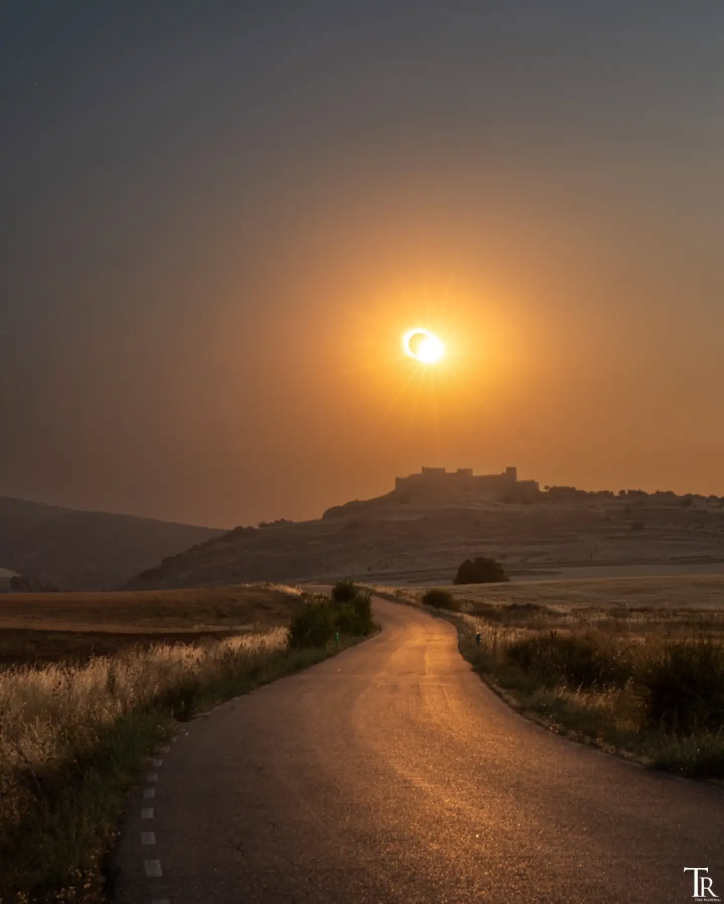 Eine ganz besondere Sonnenfinsternis 2026. 😎
Dieser Spot ist mir erst wenige Tage vor dem Ereignis gegen 4 Uhr nach einer ausgedehnten Astro-Session auf Google Maps aufgefallen. Manchmal doch gut, wenn man kurz vorm Schlafen aufs Handy schaut 😅😉 Zusammen erlebt u.a. mit @barbara.schober_artist @an.di.11 @dovahkiin42 #sofi2026 #sonnenfinsternis2026 #eclipse2026 #solareclipse2026 #eclipsechaser