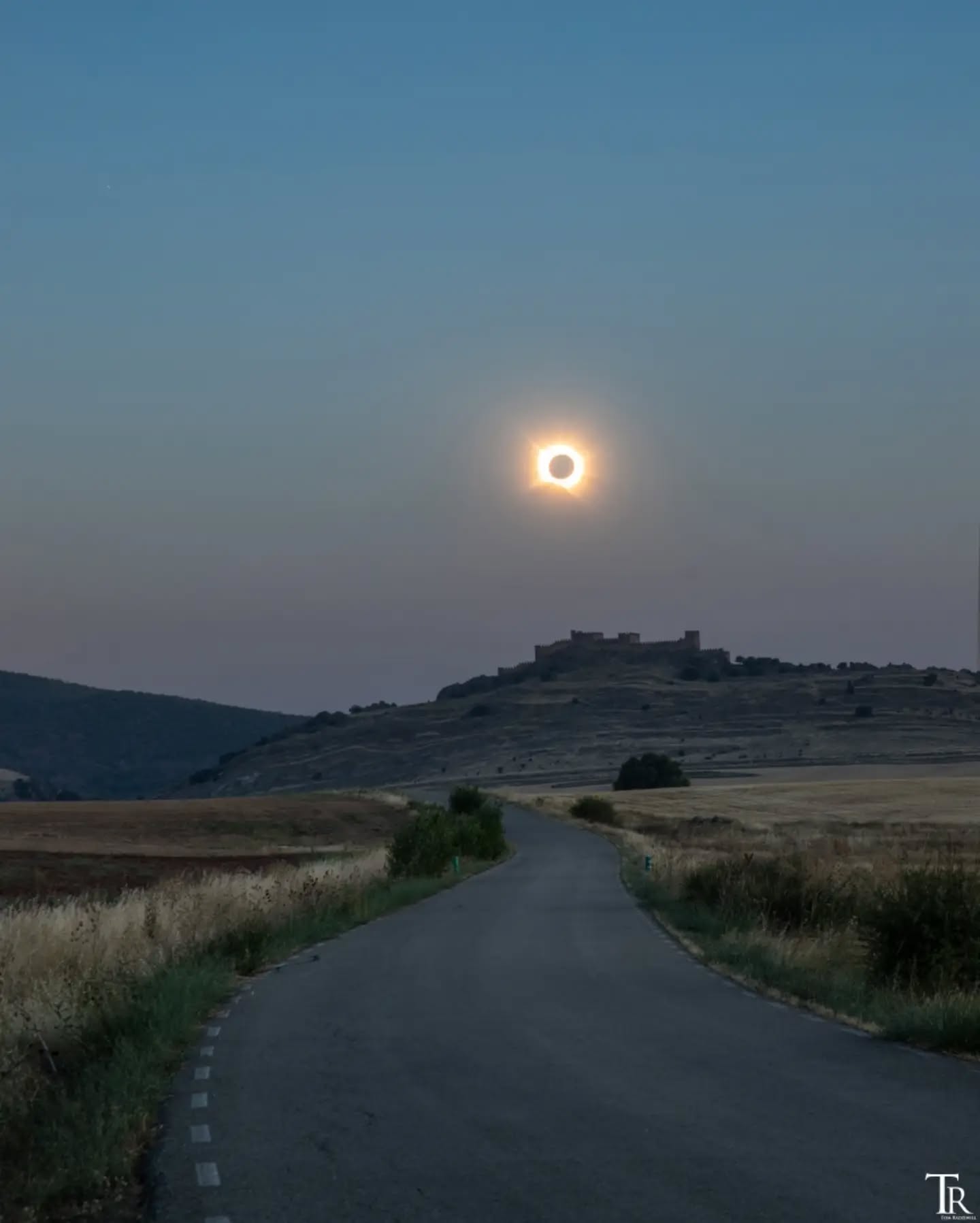 Eine ganz besondere Sonnenfinsternis 2026. 😎
Dieser Spot ist mir erst wenige Tage vor dem Ereignis gegen 4 Uhr nach einer ausgedehnten Astro-Session auf Google Maps aufgefallen. Manchmal doch gut, wenn man kurz vorm Schlafen aufs Handy schaut 😅😉 Zusammen erlebt u.a. mit @barbara.schober_artist @an.di.11 @dovahkiin42 #sofi2026 #sonnenfinsternis2026 #eclipse2026 #solareclipse2026 #eclipsechaser