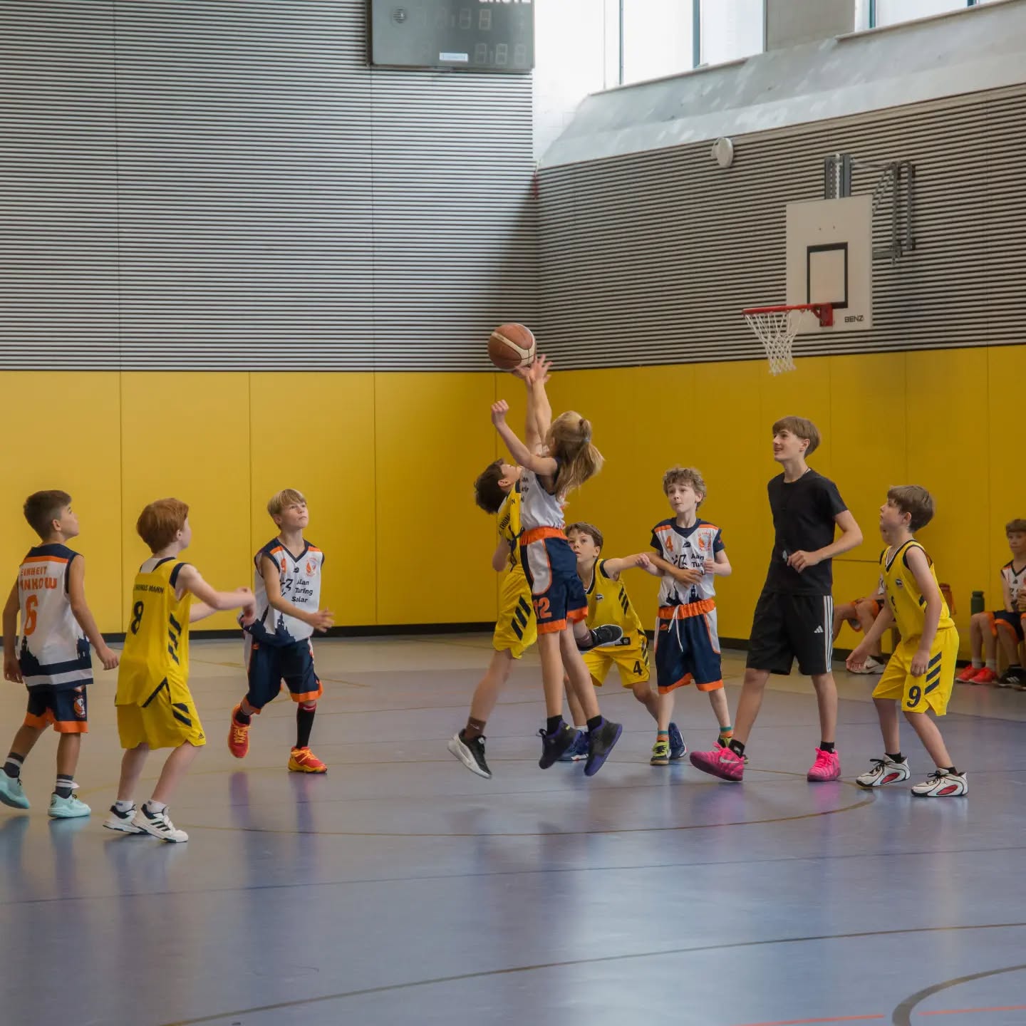 Am Sonntagmorgen ging es für unsere mu10 in der F-Liga gegen ALBA Thomas-Mann.
Trotz der frühen Uhrzeit starteten die Jungs motiviert und energiegeladen ins Spiel und überranten gerade zu Beginn des Spiels häufig unsere Gegner. Dadurch sammelten wir viele einfache Fastbreak-Korbleger. Doch auch wenn wir mal nicht schnell vorne waren, wurden gute Lösungen gefunden und durch viele tolle Pässe offene Abschlüsse herausgespielt. Kurz vor der Halbzeit wachten dann jedoch unsere Gegner auf und zeigten, wie schnell auch sie spielen können. Im Laufe des Spiels schafften die Jungs es aber, früh ihre Gegenspieler aufzunehmen, sodass wir immer mehr gegnerische Angriffe stoppen konnten. Besonders toll zu sehen war, wie das ganze Spiel über nach Pässen geschaut wurde und die Jungs weiter miteinander gespielt haben, auch wenn immer mal wieder Pässe nicht ganz ihr Ziel gefunden haben. So hatten wir auch am Ende gut herausgespielte Abschlüsse, zu denen jeder Spieler etwas beigetragen hat.