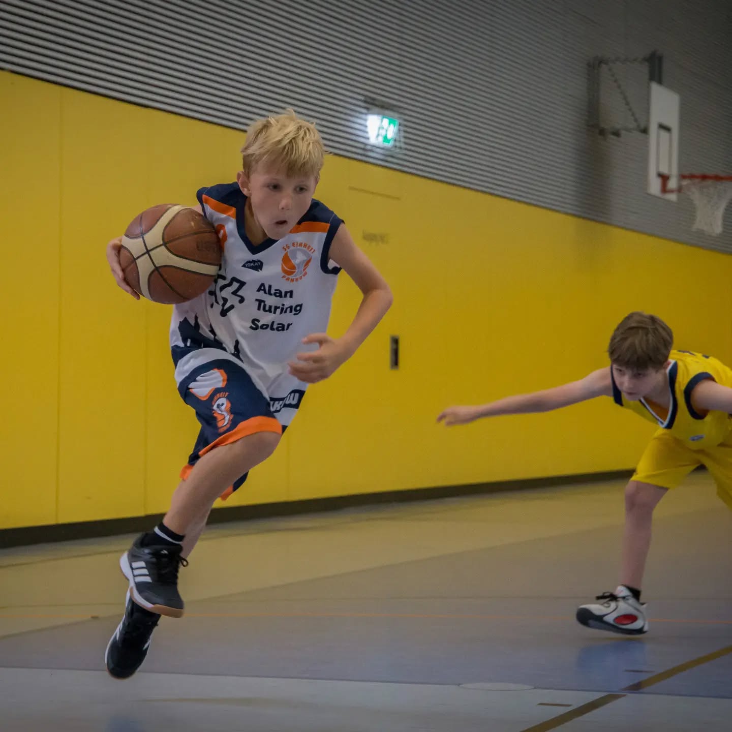 Am Sonntagmorgen ging es für unsere mu10 in der F-Liga gegen ALBA Thomas-Mann.
Trotz der frühen Uhrzeit starteten die Jungs motiviert und energiegeladen ins Spiel und überranten gerade zu Beginn des Spiels häufig unsere Gegner. Dadurch sammelten wir viele einfache Fastbreak-Korbleger. Doch auch wenn wir mal nicht schnell vorne waren, wurden gute Lösungen gefunden und durch viele tolle Pässe offene Abschlüsse herausgespielt. Kurz vor der Halbzeit wachten dann jedoch unsere Gegner auf und zeigten, wie schnell auch sie spielen können. Im Laufe des Spiels schafften die Jungs es aber, früh ihre Gegenspieler aufzunehmen, sodass wir immer mehr gegnerische Angriffe stoppen konnten. Besonders toll zu sehen war, wie das ganze Spiel über nach Pässen geschaut wurde und die Jungs weiter miteinander gespielt haben, auch wenn immer mal wieder Pässe nicht ganz ihr Ziel gefunden haben. So hatten wir auch am Ende gut herausgespielte Abschlüsse, zu denen jeder Spieler etwas beigetragen hat.