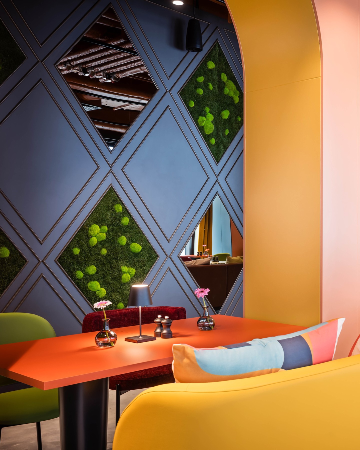 me and all hotel Leipzig
First impressions of the newly opened me and all Hotel Leipzig. Geometric shapes and warm colors, inspired by Bauhaus design, define the interior while reflecting Leipzig’s rich history.
Photography: me and all Hotel
#Kitzigstudios #KitzigDesign #Interior #Hotels