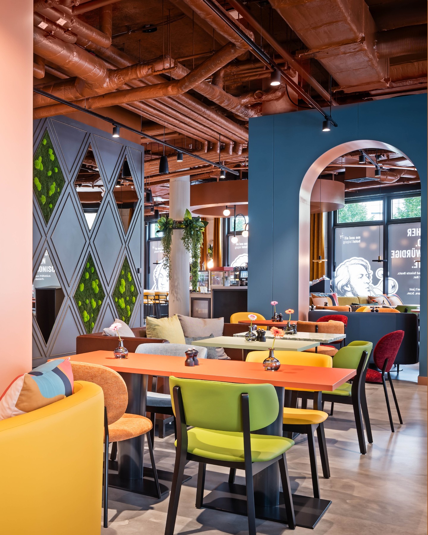 me and all hotel Leipzig
First impressions of the newly opened me and all Hotel Leipzig. Geometric shapes and warm colors, inspired by Bauhaus design, define the interior while reflecting Leipzig’s rich history.
Photography: me and all Hotel
#Kitzigstudios #KitzigDesign #Interior #Hotels