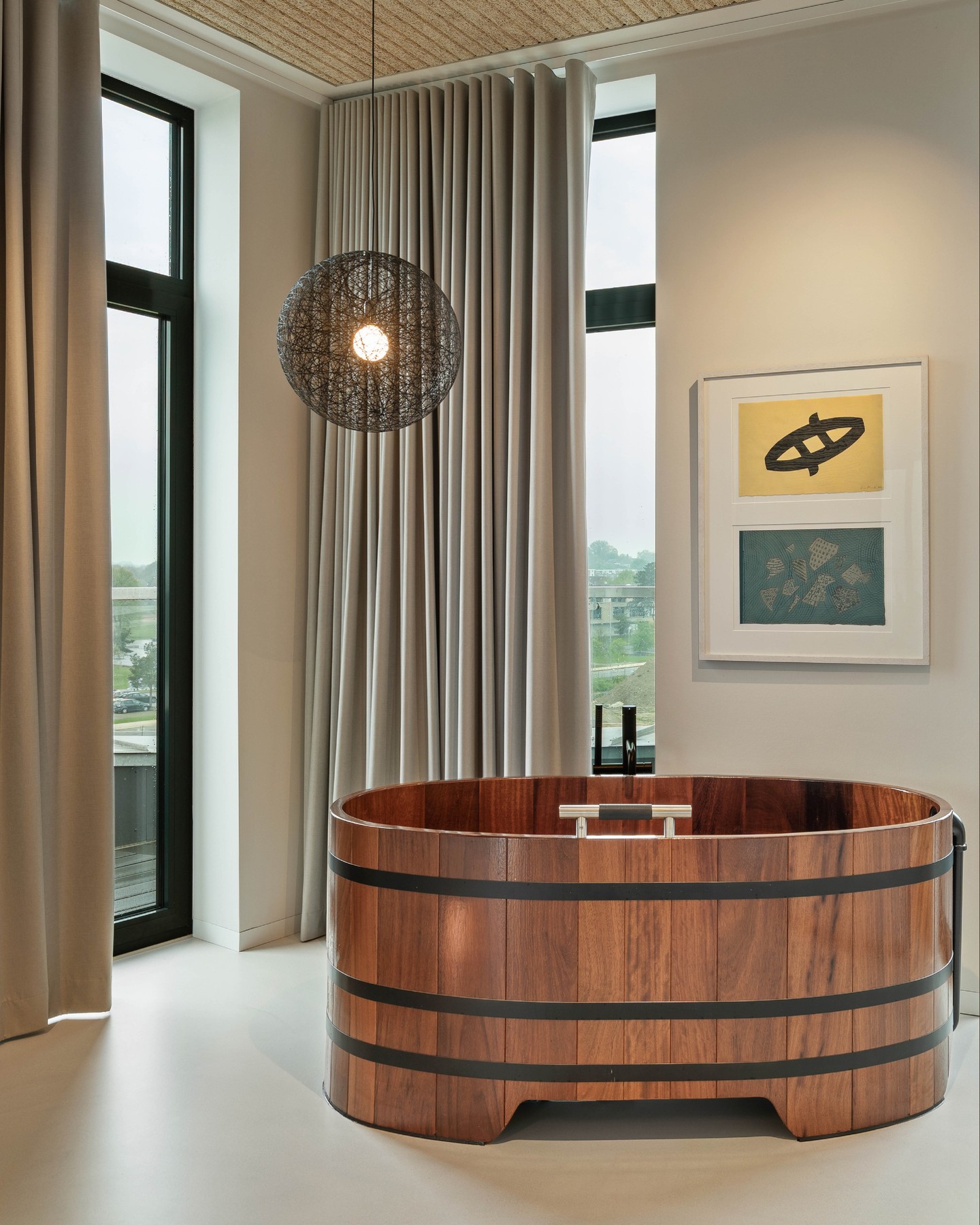 Penthouse Norddeutschland, DE
Inspired by the coastal landscape, the interior design blends harmoniously into its surroundings and captures the Nordic flair. The interior and exterior merge and are interrupted by colourful and artificial accents – like the sails of small boats at sea.
#KitzigDesignstudio #KitzigIdentities #Interior #Penthouse