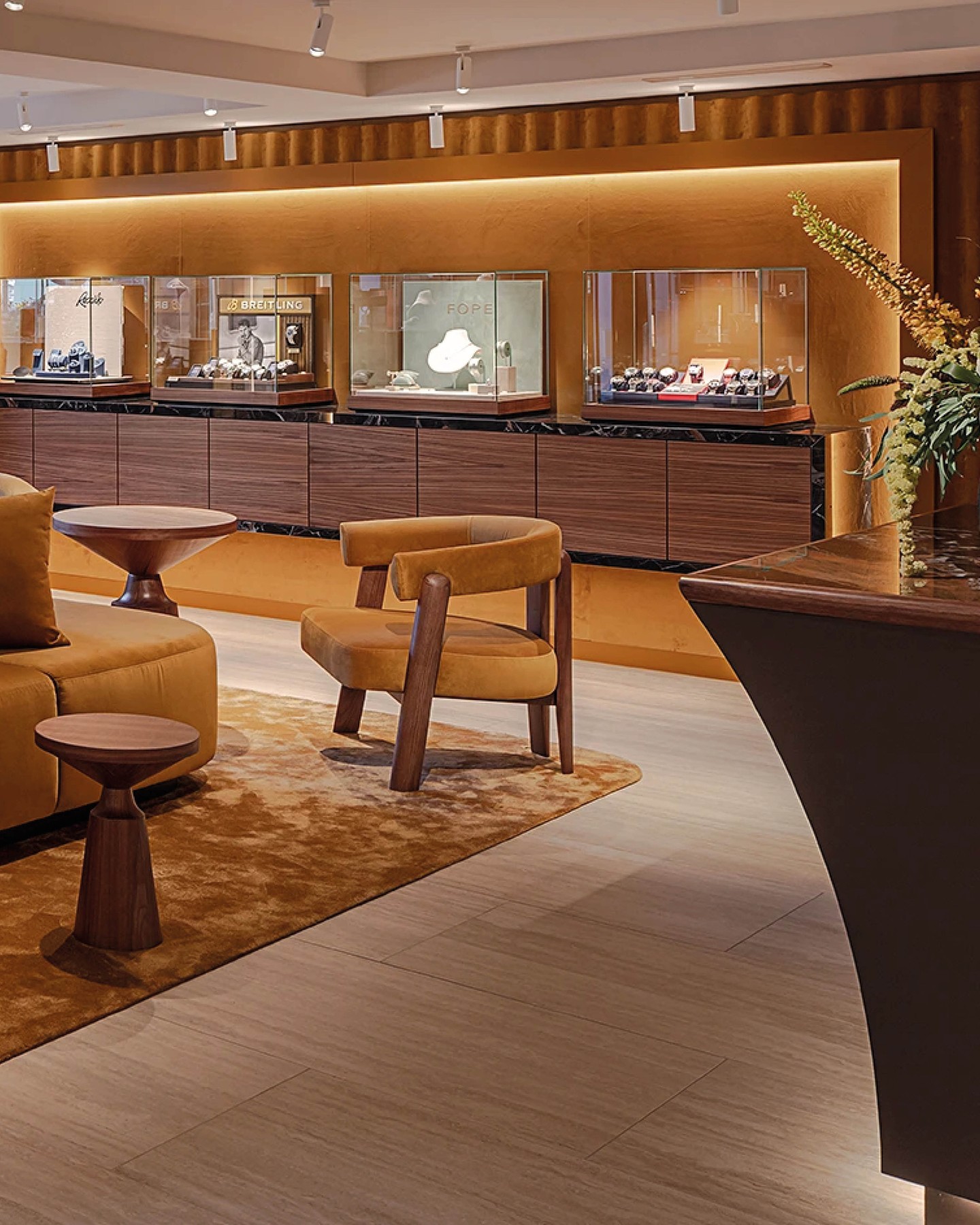 Juwelier Mayer Starnberg
The interior concept for the jewelry store at Lake Starnberg combines luxurious elegance with a warm, residential atmosphere. Inspired by the natural surroundings and color palette of the lake.
Photography: Gabriel Büchelmeier
#KitzigDesignStudio #KitzigIdentities #Juwelier 