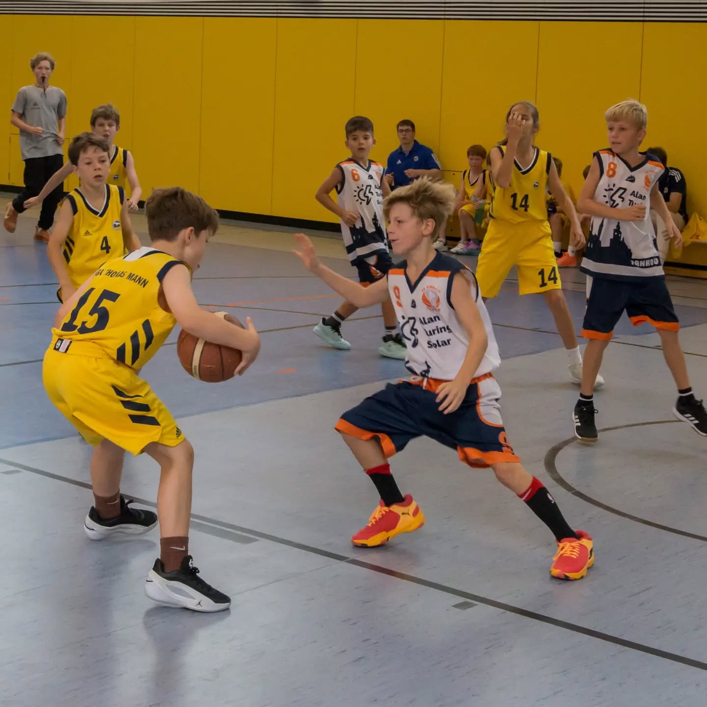 Am Sonntagmorgen ging es für unsere mu10 in der F-Liga gegen ALBA Thomas-Mann.
Trotz der frühen Uhrzeit starteten die Jungs motiviert und energiegeladen ins Spiel und überranten gerade zu Beginn des Spiels häufig unsere Gegner. Dadurch sammelten wir viele einfache Fastbreak-Korbleger. Doch auch wenn wir mal nicht schnell vorne waren, wurden gute Lösungen gefunden und durch viele tolle Pässe offene Abschlüsse herausgespielt. Kurz vor der Halbzeit wachten dann jedoch unsere Gegner auf und zeigten, wie schnell auch sie spielen können. Im Laufe des Spiels schafften die Jungs es aber, früh ihre Gegenspieler aufzunehmen, sodass wir immer mehr gegnerische Angriffe stoppen konnten. Besonders toll zu sehen war, wie das ganze Spiel über nach Pässen geschaut wurde und die Jungs weiter miteinander gespielt haben, auch wenn immer mal wieder Pässe nicht ganz ihr Ziel gefunden haben. So hatten wir auch am Ende gut herausgespielte Abschlüsse, zu denen jeder Spieler etwas beigetragen hat.