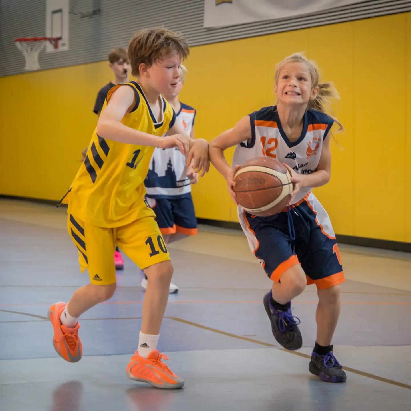 Am Sonntagmorgen ging es für unsere mu10 in der F-Liga gegen ALBA Thomas-Mann.
Trotz der frühen Uhrzeit starteten die Jungs motiviert und energiegeladen ins Spiel und überranten gerade zu Beginn des Spiels häufig unsere Gegner. Dadurch sammelten wir viele einfache Fastbreak-Korbleger. Doch auch wenn wir mal nicht schnell vorne waren, wurden gute Lösungen gefunden und durch viele tolle Pässe offene Abschlüsse herausgespielt. Kurz vor der Halbzeit wachten dann jedoch unsere Gegner auf und zeigten, wie schnell auch sie spielen können. Im Laufe des Spiels schafften die Jungs es aber, früh ihre Gegenspieler aufzunehmen, sodass wir immer mehr gegnerische Angriffe stoppen konnten. Besonders toll zu sehen war, wie das ganze Spiel über nach Pässen geschaut wurde und die Jungs weiter miteinander gespielt haben, auch wenn immer mal wieder Pässe nicht ganz ihr Ziel gefunden haben. So hatten wir auch am Ende gut herausgespielte Abschlüsse, zu denen jeder Spieler etwas beigetragen hat.