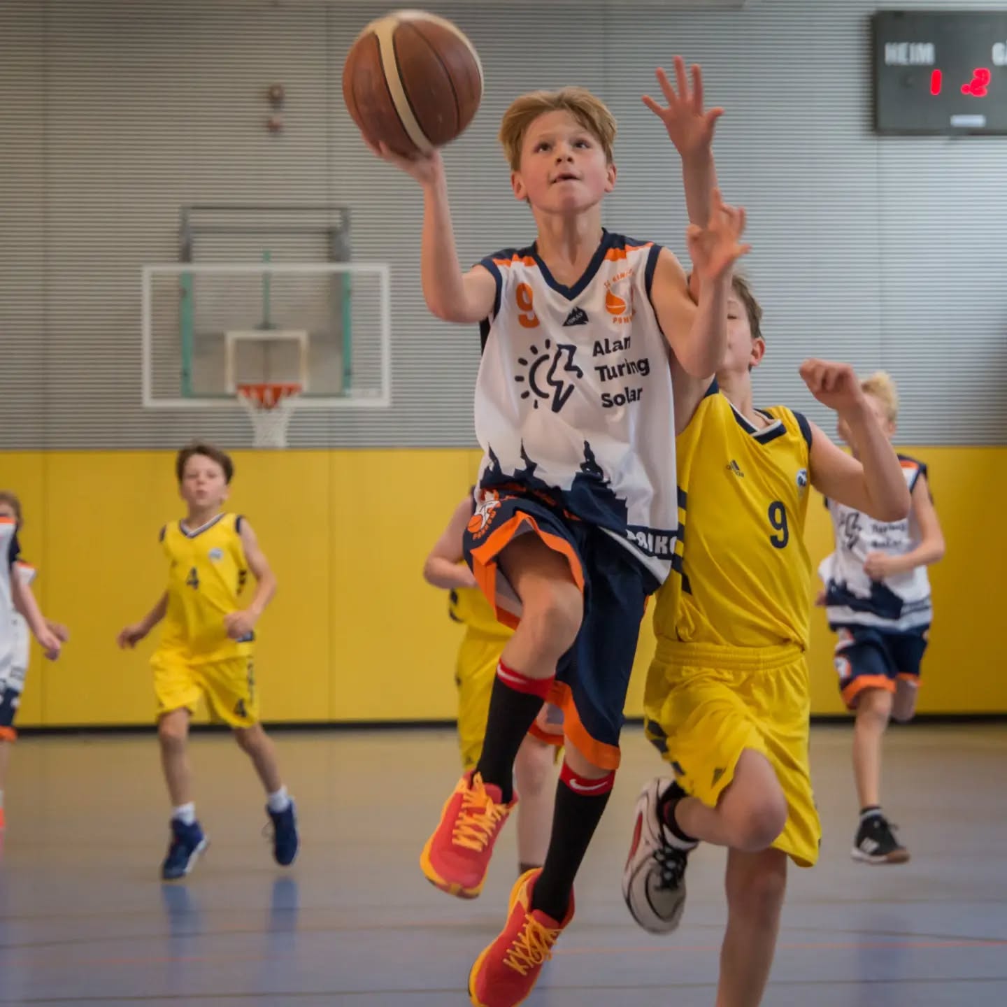 Am Sonntagmorgen ging es für unsere mu10 in der F-Liga gegen ALBA Thomas-Mann.
Trotz der frühen Uhrzeit starteten die Jungs motiviert und energiegeladen ins Spiel und überranten gerade zu Beginn des Spiels häufig unsere Gegner. Dadurch sammelten wir viele einfache Fastbreak-Korbleger. Doch auch wenn wir mal nicht schnell vorne waren, wurden gute Lösungen gefunden und durch viele tolle Pässe offene Abschlüsse herausgespielt. Kurz vor der Halbzeit wachten dann jedoch unsere Gegner auf und zeigten, wie schnell auch sie spielen können. Im Laufe des Spiels schafften die Jungs es aber, früh ihre Gegenspieler aufzunehmen, sodass wir immer mehr gegnerische Angriffe stoppen konnten. Besonders toll zu sehen war, wie das ganze Spiel über nach Pässen geschaut wurde und die Jungs weiter miteinander gespielt haben, auch wenn immer mal wieder Pässe nicht ganz ihr Ziel gefunden haben. So hatten wir auch am Ende gut herausgespielte Abschlüsse, zu denen jeder Spieler etwas beigetragen hat.