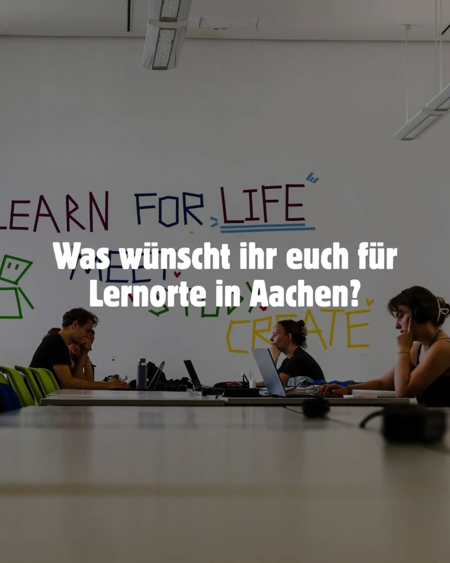 Was wünscht ihr euch für Lernorte in Aachen?
Nicht jede*r kann gut zuhause lernen. Die Bibliothek ist voll. Im Café kostet jeder Platz etwas. Und manchmal braucht es einfach einen Ort, an dem man konzentriert arbeiten, andere treffen oder gemeinsam etwas ausprobieren kann.
In Aachen gibt es bereits ganz unterschiedliche Lernorte:
→ in zentralem Leerstand, der als Zwischennutzung aktiviert wird – zum Beispiel im Pop-up-Lernraum Learn for Life
→ in Museen wie dem Internationalen Zeitungsmuseum, dem @ludwigforum oder dem @suermondtludwig
→ in öffentlichen Gebäuden wie der @stadtbibliothekaachen oder dem Depot Talstraße
Aber welche Orte fehlen euch noch?
🌿 Lernorte im Grünen?
🏢 Lernen direkt beim zukünftigen Arbeitgeber?
🌙 Lernmöglichkeiten am Abend?
📚 Orte, die auch am Wochenende geöffnet sind?
🤝 Räume für Lerngruppen, Initiativen und gemeinsame Projekte?
Schreibt uns in die Kommentare:
Welcher Lernort fehlt euch in Aachen – und was müsste passieren, damit er entsteht?
Vielleicht gibt es Räume, die bisher kaum genutzt werden. Vielleicht gibt es Organisationen, Unternehmen, Hochschulen oder Initiativen, die einen Ort öffnen könnten. Und vielleicht können wir gemeinsam Hürden reduzieren – bei der Kommunikation, Betreuung, Ausstattung oder Betrieb.
Aus euren Ideen wollen wir lernen und das Netzwerk der Talenträume Aachen weiterentwickeln: offen, konsumfrei, niedrigschwellig und an unterschiedlichen Orten in der Stadt.
Eure Idee kann der nächste Lernort sein.
#AachenWasGeht #TalenträumeAachen #LearnForLife #Aachen #Lernorte
