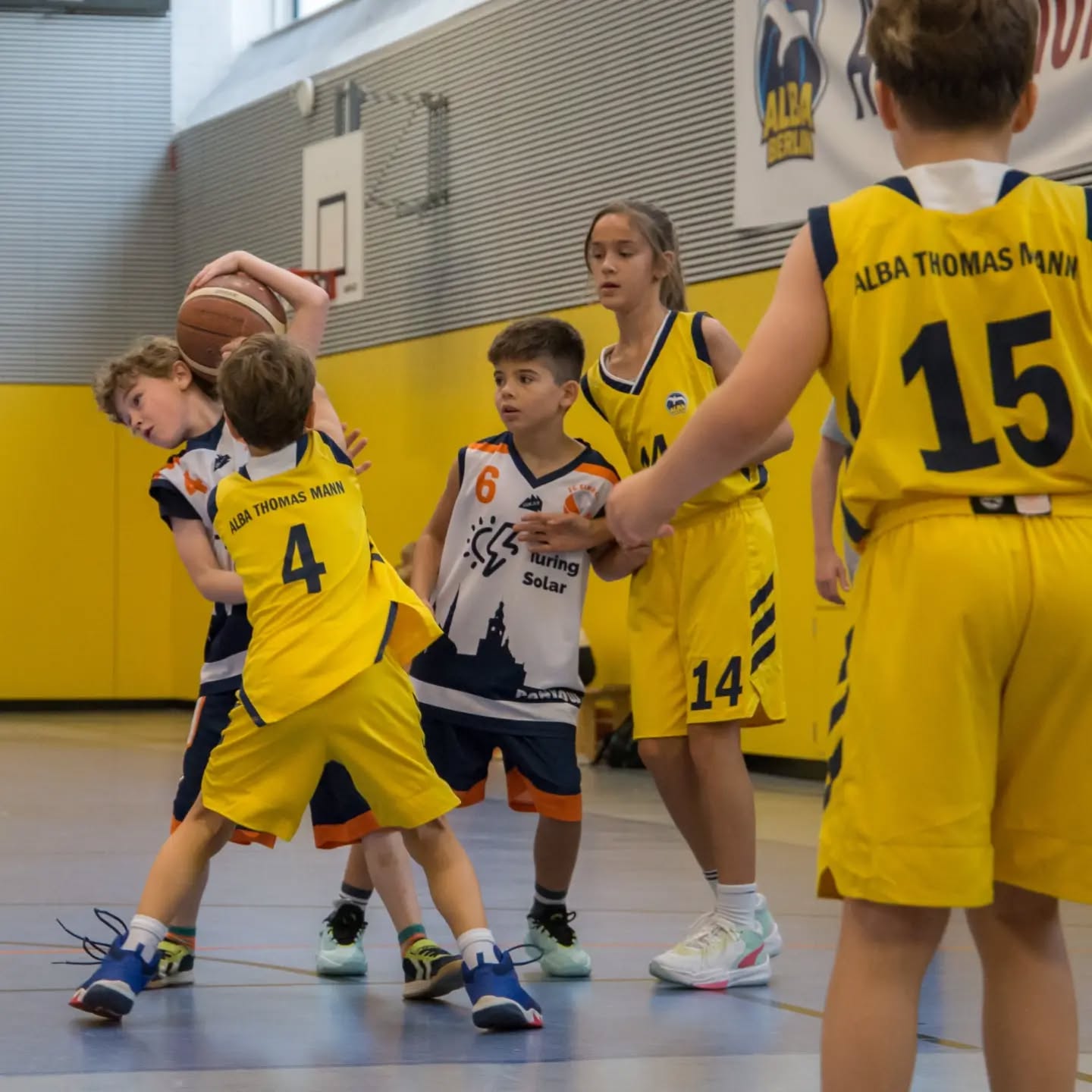 Am Sonntagmorgen ging es für unsere mu10 in der F-Liga gegen ALBA Thomas-Mann.
Trotz der frühen Uhrzeit starteten die Jungs motiviert und energiegeladen ins Spiel und überranten gerade zu Beginn des Spiels häufig unsere Gegner. Dadurch sammelten wir viele einfache Fastbreak-Korbleger. Doch auch wenn wir mal nicht schnell vorne waren, wurden gute Lösungen gefunden und durch viele tolle Pässe offene Abschlüsse herausgespielt. Kurz vor der Halbzeit wachten dann jedoch unsere Gegner auf und zeigten, wie schnell auch sie spielen können. Im Laufe des Spiels schafften die Jungs es aber, früh ihre Gegenspieler aufzunehmen, sodass wir immer mehr gegnerische Angriffe stoppen konnten. Besonders toll zu sehen war, wie das ganze Spiel über nach Pässen geschaut wurde und die Jungs weiter miteinander gespielt haben, auch wenn immer mal wieder Pässe nicht ganz ihr Ziel gefunden haben. So hatten wir auch am Ende gut herausgespielte Abschlüsse, zu denen jeder Spieler etwas beigetragen hat.