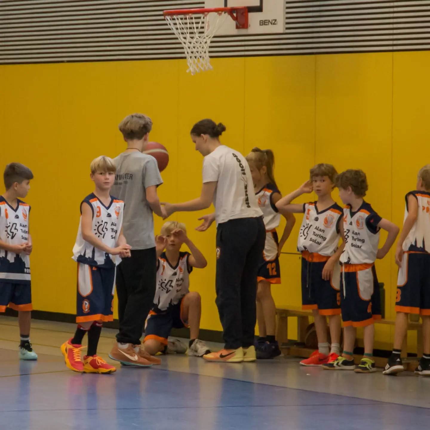 Am Sonntagmorgen ging es für unsere mu10 in der F-Liga gegen ALBA Thomas-Mann.
Trotz der frühen Uhrzeit starteten die Jungs motiviert und energiegeladen ins Spiel und überranten gerade zu Beginn des Spiels häufig unsere Gegner. Dadurch sammelten wir viele einfache Fastbreak-Korbleger. Doch auch wenn wir mal nicht schnell vorne waren, wurden gute Lösungen gefunden und durch viele tolle Pässe offene Abschlüsse herausgespielt. Kurz vor der Halbzeit wachten dann jedoch unsere Gegner auf und zeigten, wie schnell auch sie spielen können. Im Laufe des Spiels schafften die Jungs es aber, früh ihre Gegenspieler aufzunehmen, sodass wir immer mehr gegnerische Angriffe stoppen konnten. Besonders toll zu sehen war, wie das ganze Spiel über nach Pässen geschaut wurde und die Jungs weiter miteinander gespielt haben, auch wenn immer mal wieder Pässe nicht ganz ihr Ziel gefunden haben. So hatten wir auch am Ende gut herausgespielte Abschlüsse, zu denen jeder Spieler etwas beigetragen hat.