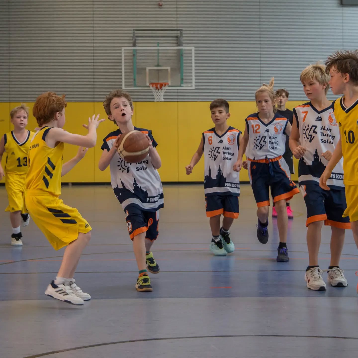Am Sonntagmorgen ging es für unsere mu10 in der F-Liga gegen ALBA Thomas-Mann.
Trotz der frühen Uhrzeit starteten die Jungs motiviert und energiegeladen ins Spiel und überranten gerade zu Beginn des Spiels häufig unsere Gegner. Dadurch sammelten wir viele einfache Fastbreak-Korbleger. Doch auch wenn wir mal nicht schnell vorne waren, wurden gute Lösungen gefunden und durch viele tolle Pässe offene Abschlüsse herausgespielt. Kurz vor der Halbzeit wachten dann jedoch unsere Gegner auf und zeigten, wie schnell auch sie spielen können. Im Laufe des Spiels schafften die Jungs es aber, früh ihre Gegenspieler aufzunehmen, sodass wir immer mehr gegnerische Angriffe stoppen konnten. Besonders toll zu sehen war, wie das ganze Spiel über nach Pässen geschaut wurde und die Jungs weiter miteinander gespielt haben, auch wenn immer mal wieder Pässe nicht ganz ihr Ziel gefunden haben. So hatten wir auch am Ende gut herausgespielte Abschlüsse, zu denen jeder Spieler etwas beigetragen hat.