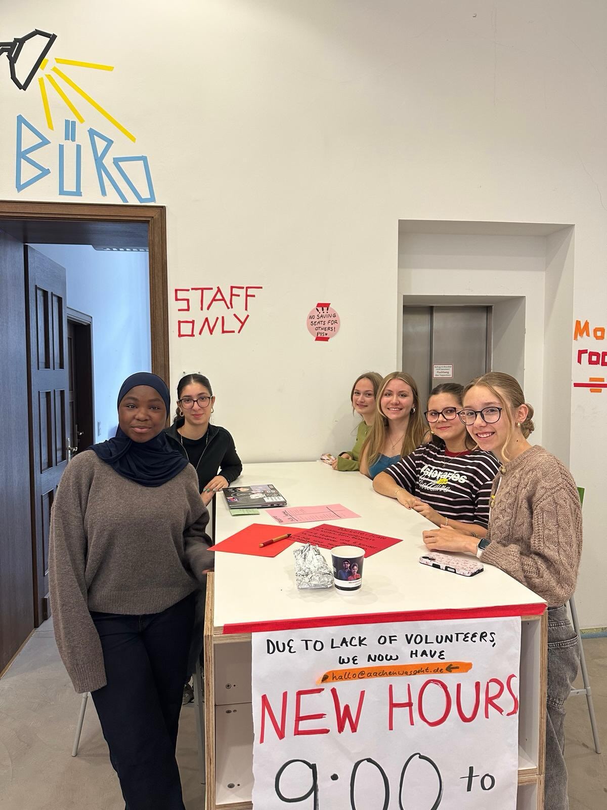 About last weekend . . . wir hatten ein kreatives und intensives Wochenende mit den diesjährigen Kinderstadt-Teamer*innen. Gemeinsam haben wir überlegt, wie wir die Kinderstadt mit spannenden Jobs, Angeboten und eigenen Ideen der Kinder füllen können.
Von der Gestaltung unserer Betriebe bis hin zu Ideen für den Wahlkampf der Bürgermeister*innen – es wurde geplant, diskutiert und entworfen. 👩🍳🎨📰
Ein wichtiger Bestandteil war unsere Kinderschutzschulung. Denn die Teamer*innen stellen auch sicher, dass sich in der Kinderstadt alle sicher, respektiert und gut aufgehoben fühlen.
Danke an alle Teamer*innen für eure Ideen, eure Energie und euer Engagement! 🚀
Die Kinderstadt findet in der 2. Woche der Herbstferien statt – und sucht übrigens auch noch ein paar Bürger*innen (Kinder von 8-12). Direkt anmelden unter kinderstadt-aachen.de! 🏙️✨
Unsere Arbeit mit den Teamer*innen wird in diesem Jahr von der Deutschen Stiftung für Engagement und Ehrenamt (@engagement_und_ehrenamt) im Rahmen des Programms „Ehrenamt gewinnen. Engagement binden. Zivilgesellschaft stärken” gefördert.