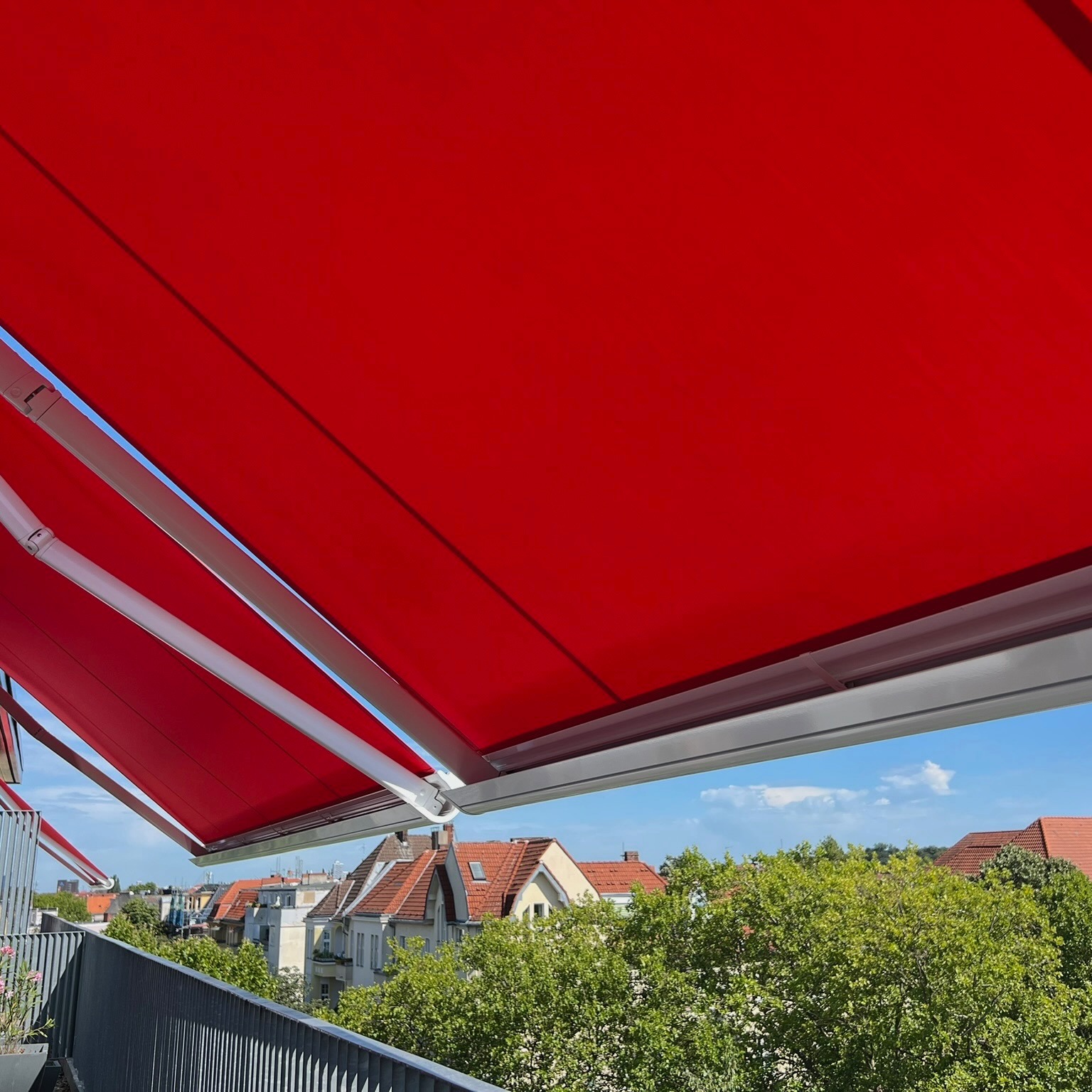 Sonnenschutz. ☀️
Hier haben wir mehrere J Markisen montiert.
Eine saubere, moderne Lösung für angenehmen Schatten auf Balkon oder Terrasse.
#BerlinJalousien #Kassettenmarkise #Markise #Sonnenschutz #Berlin #Handwerk #Montage #Balkon #Terrasse