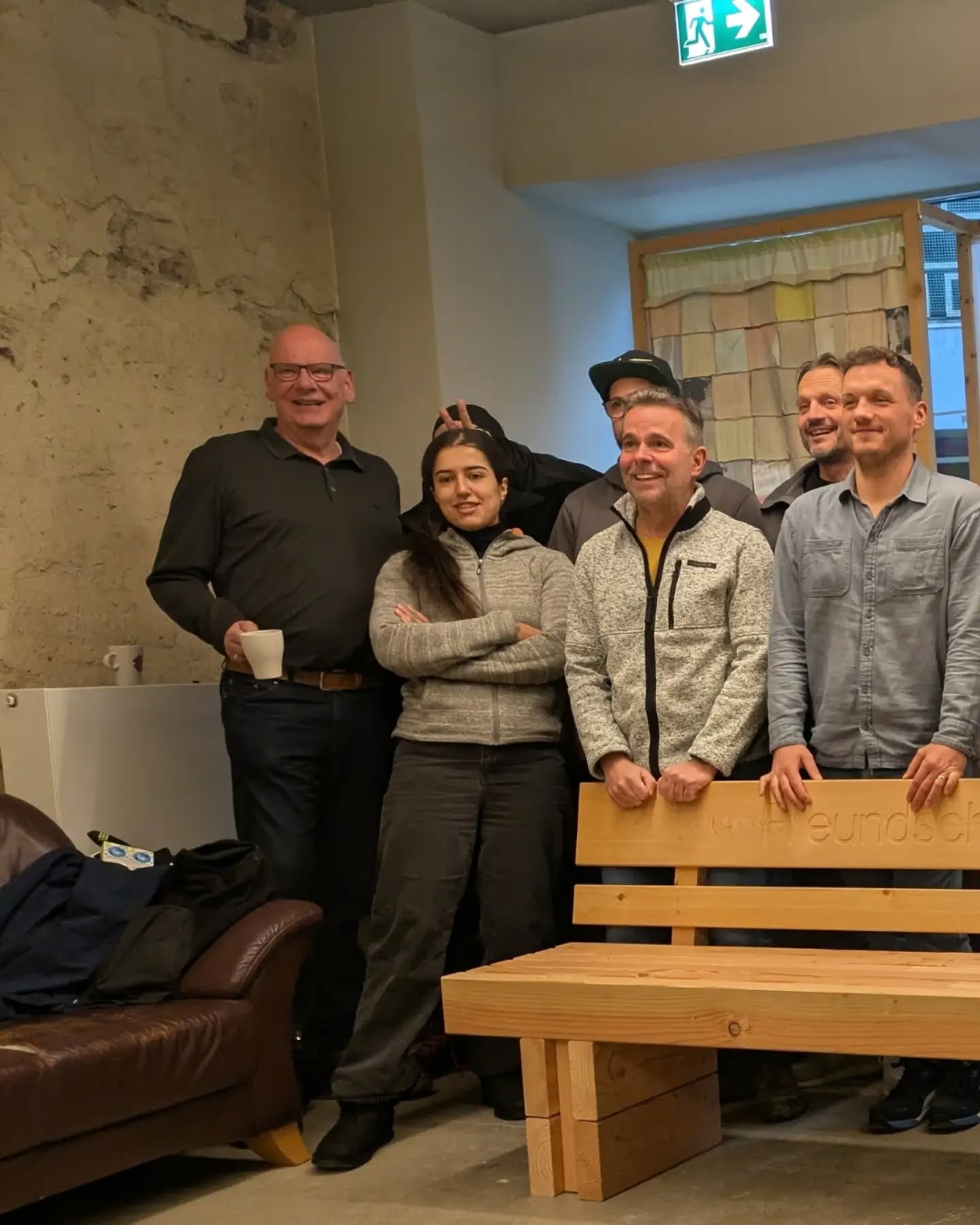 ❤️ Wo braucht Aachen noch eine Freundschaftsbank?
Gemeinsam mit Mitarbeitenden von @jjmt_heartrecoverydach sind im vergangenen Jahr insgesamt acht Freundschaftsbänke entstanden.
Die Idee dahinter ist einfach: Die Bänke schaffen einen sichtbaren Ort für Begegnung. Zum Hinsetzen, Reden, Kennenlernen oder einfach als Signal: Hier ist Platz für dich.
Sechs der acht Bänke haben bereits ein dauerhaftes Zuhause an Aachener Grundschulen sowie in sozialen und Jugendeinrichtungen gefunden.
Zwei weitere sind bisher als Botschafterinnen der Aktion unterwegs: Eine steht bei Johnson & Johnson, eine aktuell im digitalHUB Aachen. Dort macht sie nicht nur die Idee sichtbar, sondern auch, was entstehen kann, wenn Unternehmen Verantwortung vor Ort übernehmen.
Jetzt sollen auch diese beiden Bänke ein dauerhaftes Zuhause bekommen und im besten Fall sollen noch weitere entstehen.
👉 Deshalb suchen wir:
🏫 Aachener Schulen, Jugend- und soziale Einrichtungen:
Wo würde eine Freundschaftsbank gebraucht und genutzt?
🤝 Aachener Unternehmen und Organisationen:
Wer hat – wie Johnson & Johnson – Lust, sich einzubringen und gemeinsam mit uns weitere Freundschaftsbänke für Aachen zu ermöglichen?
Johnson & Johnson hat die Aktion initial ins Rollen gebracht. Der digitalHUB Aachen unterstützt uns dabei, die Idee weiter sichtbar zu machen.
Kennt ihr einen passenden Ort oder ein Unternehmen, das mitmachen sollte? Markiert sie gerne in den Kommentaren oder schreibt uns direkt. ❤️
#AachenWasGeht #Freundschaftsbank #CorporateVolunteering #SocialImpact #GemeinsamFürAachen