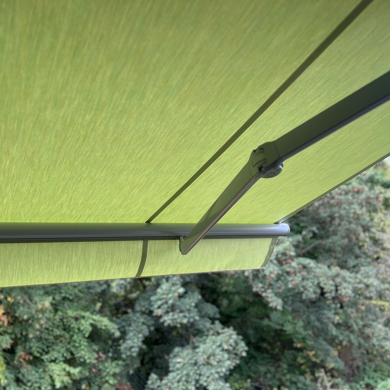Grüner Sonnenschutz, der sich perfekt in die Umgebung einfügt. 🌿☀️
Bei diesem Projekt haben wir eine HELLA AREIA Markise mit grünem Stoff montiert. Der frische Farbton setzt einen besonderen Akzent und sorgt gleichzeitig für angenehmen Schatten auf dem Balkon.
Sauber montiert, komfortabel in der Nutzung und passend zur grünen Aussicht – so wird aus einem sonnigen Platz ein geschützter Lieblingsort.
Welche Stofffarbe würdet ihr für eure Markise wählen?
#BerlinJalousien #HELLA #AREIA #Markise #Sonnenschutz #Balkon #Terrasse #Berlin #Handwerk #Montage #OutdoorLiving
