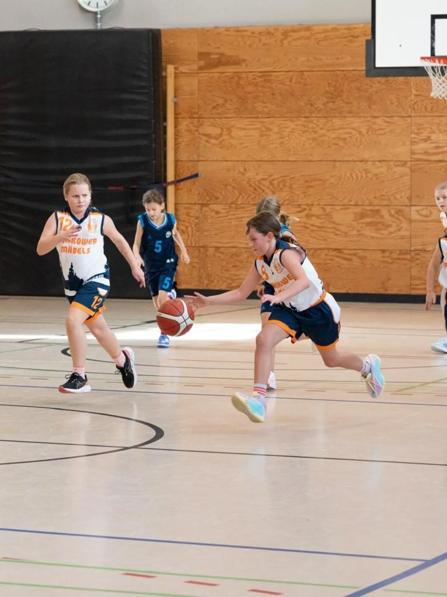 Die wu10 spielte am Samstag gegen ALBA Falkplatz. Gleich von Beginn an waren die Spielerinnen voller Energie und zeigten durch schnelle Einwürfe ihre hohe Einsatzbereitschaft. So entstanden immer wieder schöne Fastbreaks, bei denen die Mädchen im 1:0 oder 2:1 Punkte erzielen konnten. Im Laufe des Spiels fiel dann die Energie etwas ab, was sich vor allem defensiv durch leichte Körbe für die Gegnerinnen zeigte. Jedoch schafften die Spielerinnen es, sich in den letzten Achteln wieder voll zu fokusieren und die Schnellangriffe der Gegnerinnen zu stoppen.
Insgesamt war das Spiel geprägt von schnellem Umschalten, vielen Abschlüssen am Korb und einem schönen Zusammenspiel.