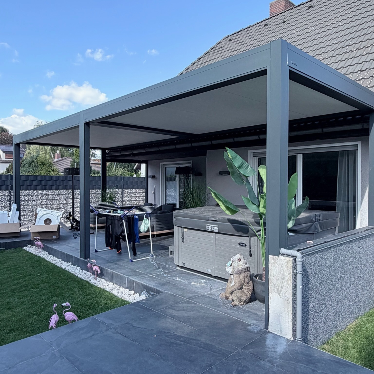 Mehr Platz für das Leben draußen. ☀️
Bei diesem Projekt haben wir ein gekoppeltes Brustor B250 XL Lamellendach umgesetzt. Die großzügige Konstruktion schützt den Terrassenbereich bei Sonne und Regen und lässt sich flexibel an das Wetter anpassen.
Klare Linien, viel überdachte Fläche und ein Ergebnis, das Haus und Garten sichtbar aufwertet.
Wie würdet ihr diesen neuen Lieblingsplatz nutzen?
#BerlinJalousien #Brustor #B250XL #Lamellendach #Terrassenüberdachung #OutdoorLiving #Berlin #Handwerk #Montage #Gartenideen