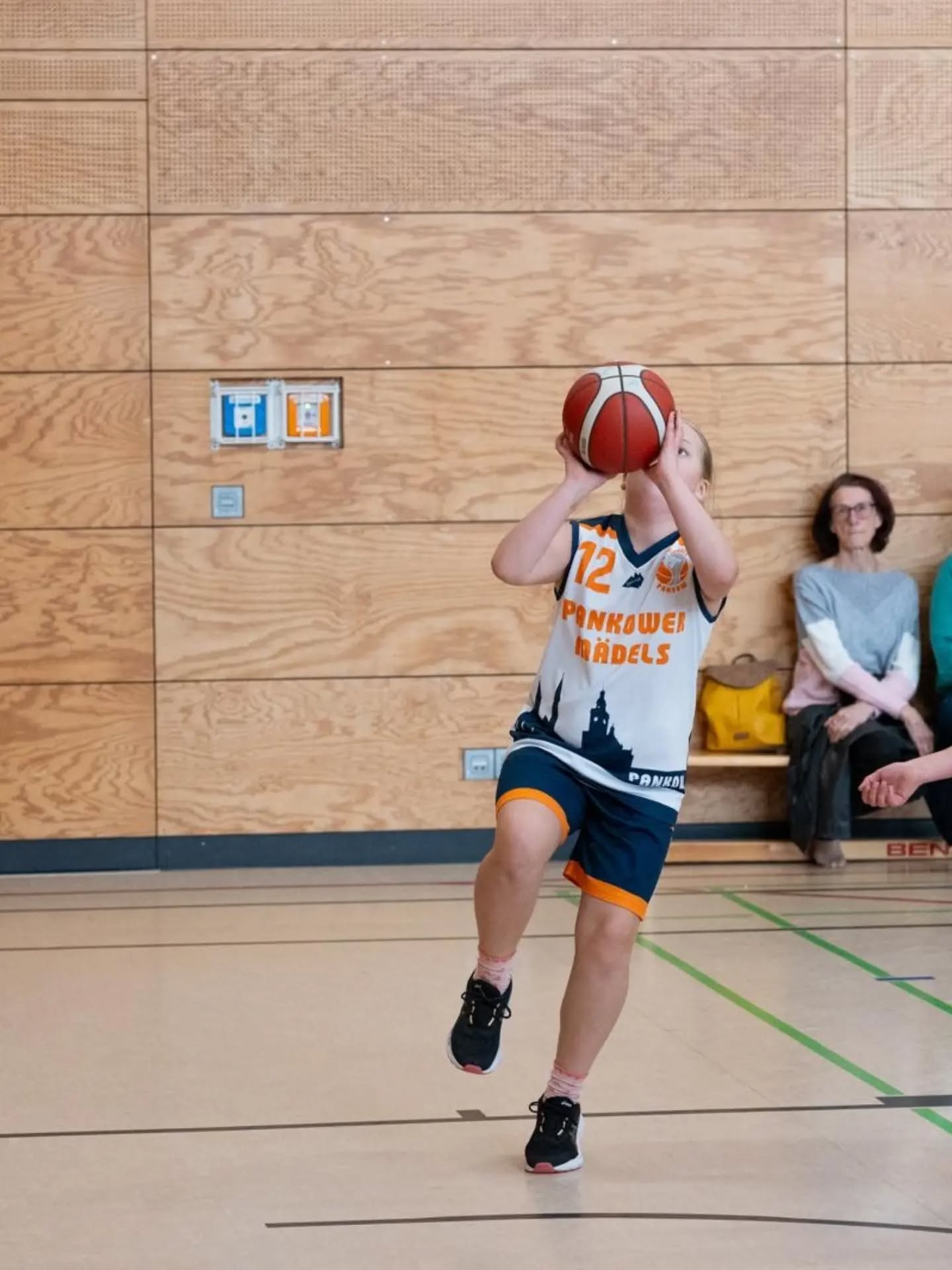 Die wu10 spielte am Samstag gegen ALBA Falkplatz. Gleich von Beginn an waren die Spielerinnen voller Energie und zeigten durch schnelle Einwürfe ihre hohe Einsatzbereitschaft. So entstanden immer wieder schöne Fastbreaks, bei denen die Mädchen im 1:0 oder 2:1 Punkte erzielen konnten. Im Laufe des Spiels fiel dann die Energie etwas ab, was sich vor allem defensiv durch leichte Körbe für die Gegnerinnen zeigte. Jedoch schafften die Spielerinnen es, sich in den letzten Achteln wieder voll zu fokusieren und die Schnellangriffe der Gegnerinnen zu stoppen.
Insgesamt war das Spiel geprägt von schnellem Umschalten, vielen Abschlüssen am Korb und einem schönen Zusammenspiel.