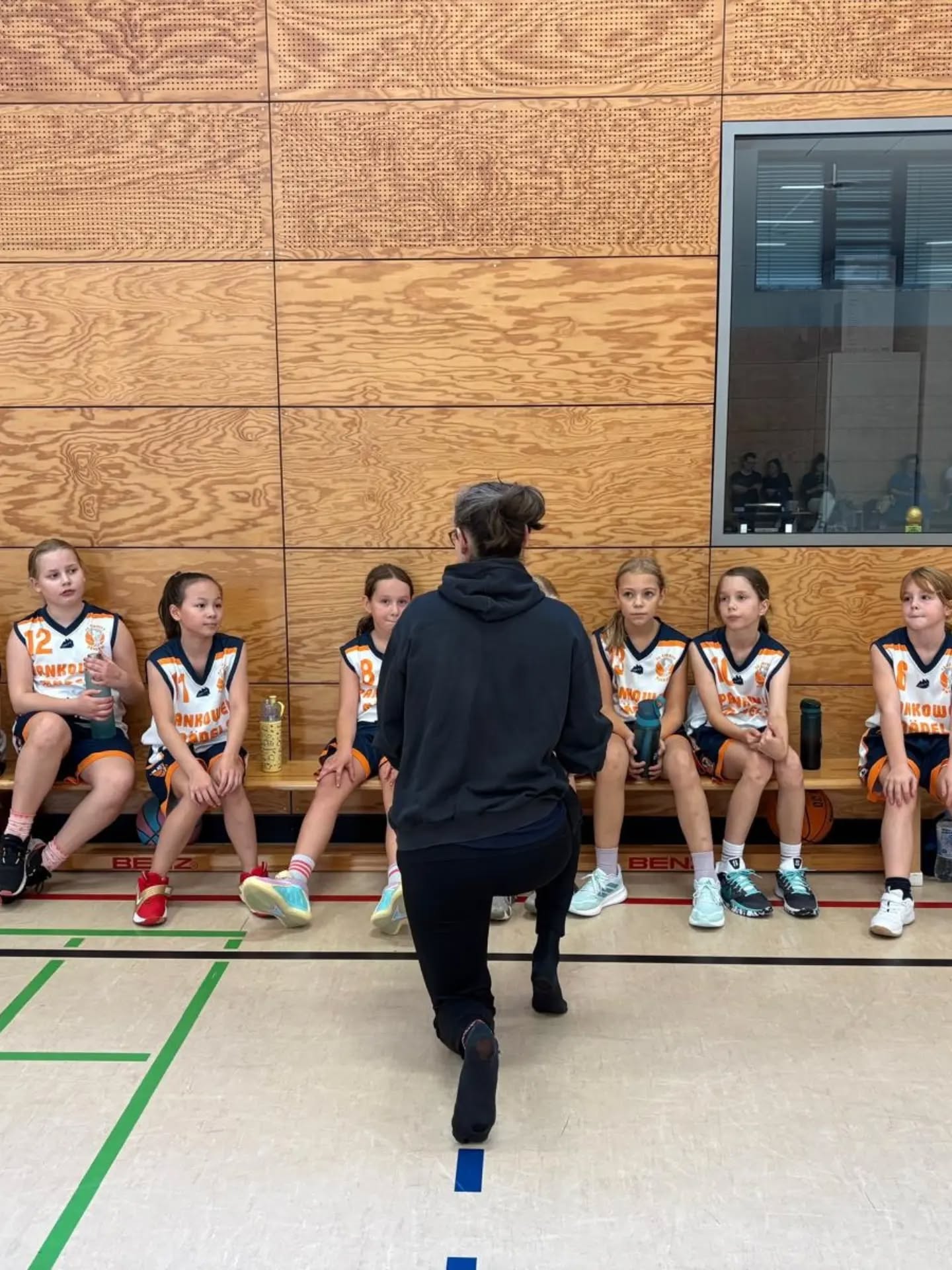 Die wu10 spielte am Samstag gegen ALBA Falkplatz. Gleich von Beginn an waren die Spielerinnen voller Energie und zeigten durch schnelle Einwürfe ihre hohe Einsatzbereitschaft. So entstanden immer wieder schöne Fastbreaks, bei denen die Mädchen im 1:0 oder 2:1 Punkte erzielen konnten. Im Laufe des Spiels fiel dann die Energie etwas ab, was sich vor allem defensiv durch leichte Körbe für die Gegnerinnen zeigte. Jedoch schafften die Spielerinnen es, sich in den letzten Achteln wieder voll zu fokusieren und die Schnellangriffe der Gegnerinnen zu stoppen.
Insgesamt war das Spiel geprägt von schnellem Umschalten, vielen Abschlüssen am Korb und einem schönen Zusammenspiel.