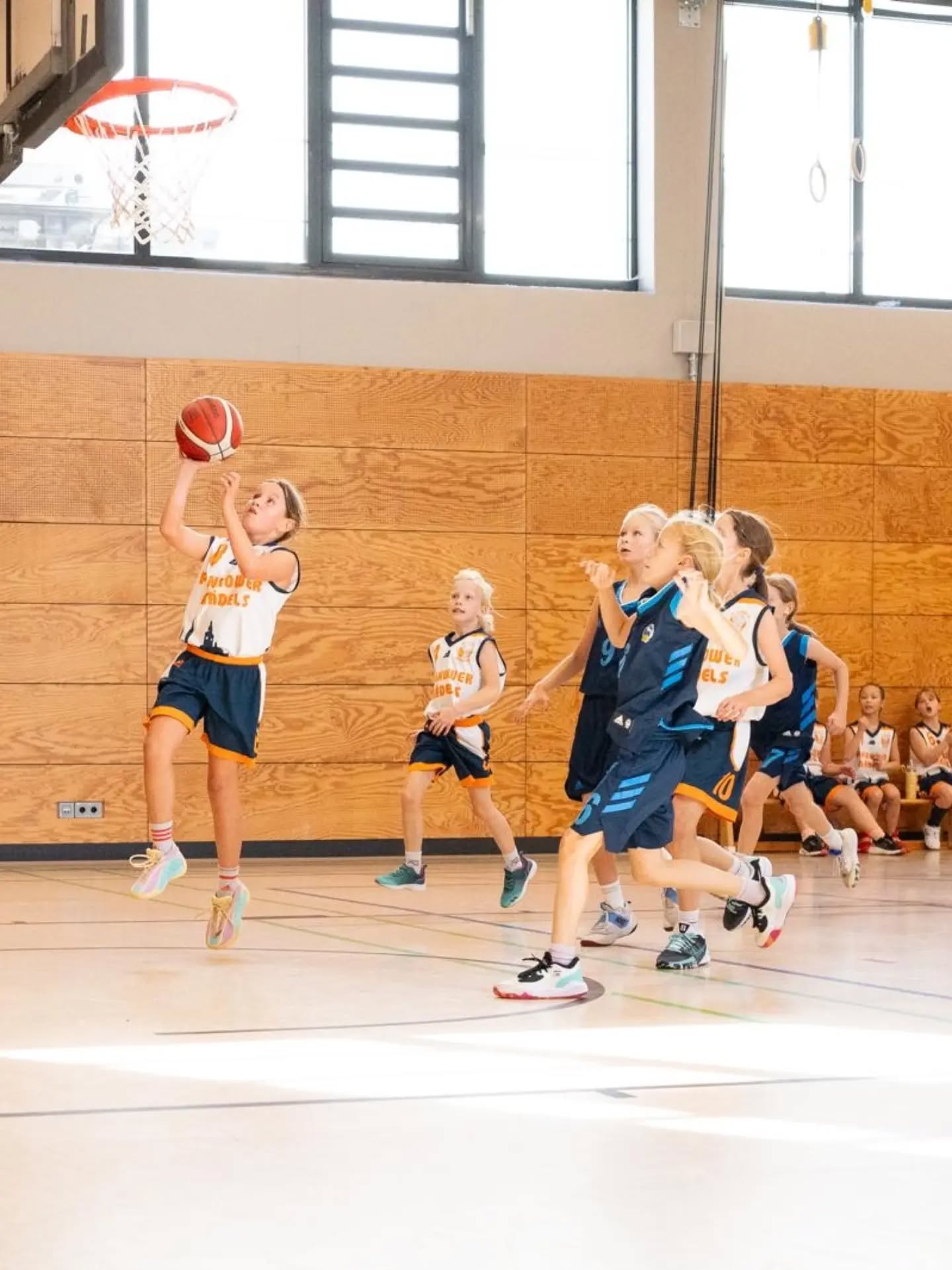 Die wu10 spielte am Samstag gegen ALBA Falkplatz. Gleich von Beginn an waren die Spielerinnen voller Energie und zeigten durch schnelle Einwürfe ihre hohe Einsatzbereitschaft. So entstanden immer wieder schöne Fastbreaks, bei denen die Mädchen im 1:0 oder 2:1 Punkte erzielen konnten. Im Laufe des Spiels fiel dann die Energie etwas ab, was sich vor allem defensiv durch leichte Körbe für die Gegnerinnen zeigte. Jedoch schafften die Spielerinnen es, sich in den letzten Achteln wieder voll zu fokusieren und die Schnellangriffe der Gegnerinnen zu stoppen.
Insgesamt war das Spiel geprägt von schnellem Umschalten, vielen Abschlüssen am Korb und einem schönen Zusammenspiel.