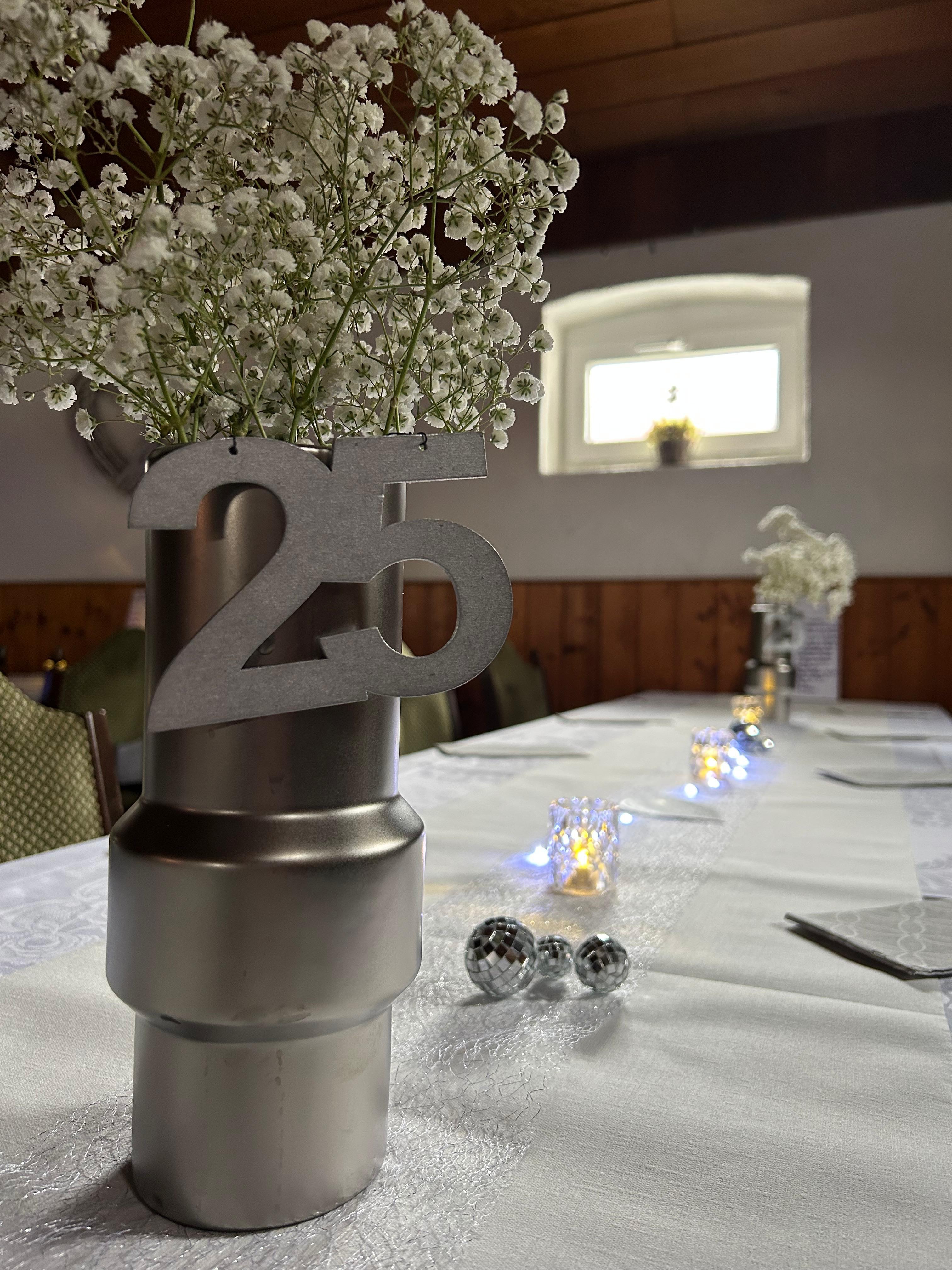 💍 Unterwegs im Auftrag der Liebe! 🥂
Am 19.09. hieß es für uns: raus aus dem Salon, rein ins Feieroutfit! ✨
Wir durften die Silberhochzeit unserer Kollegin Jeannine mitfeiern – 25 Jahre Liebe, jede Menge schöne Momente und natürlich ein Team, das sich das Feiern nicht zweimal sagen lässt. 😂🥂
Schön war’s! 🤍
Auf die nächsten 25 Jahre – und auf viele weitere Gründe, gemeinsam anzustoßen! 🥂✨