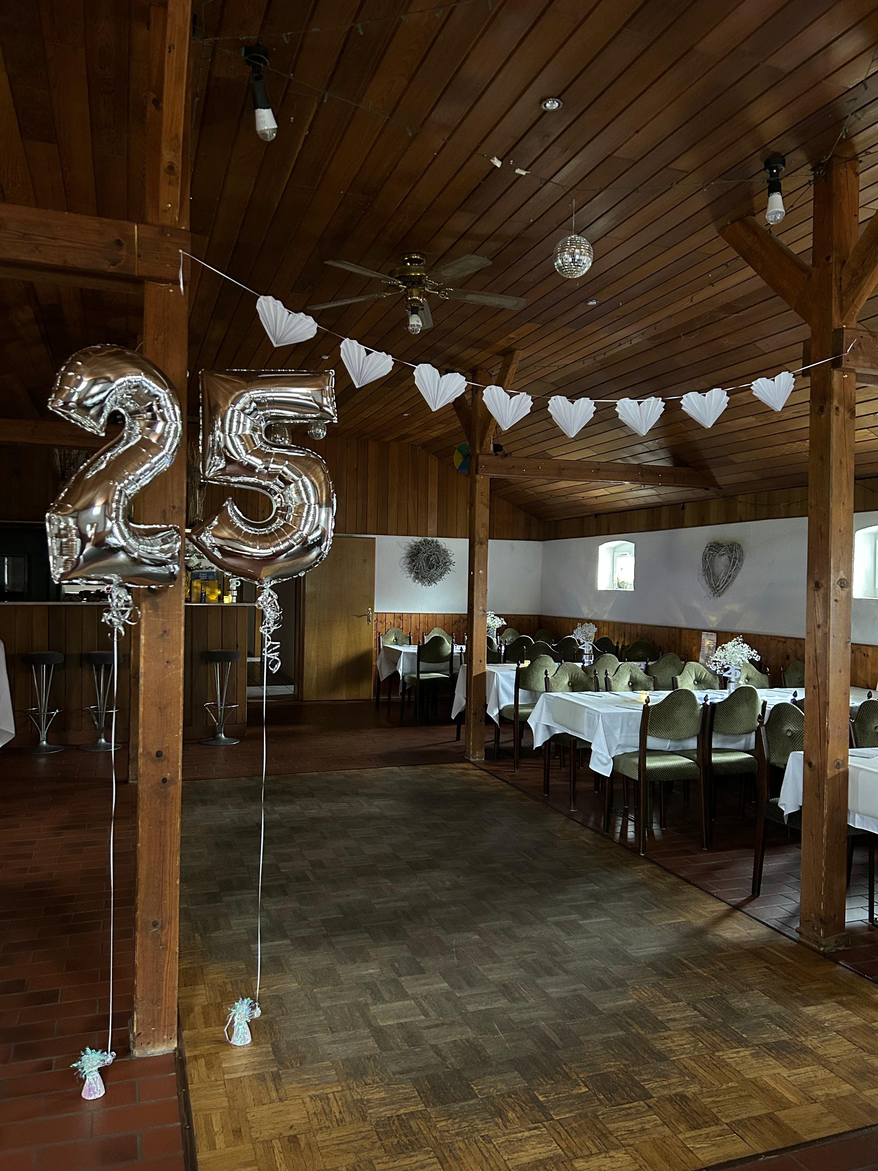 💍 Unterwegs im Auftrag der Liebe! 🥂
Am 19.09. hieß es für uns: raus aus dem Salon, rein ins Feieroutfit! ✨
Wir durften die Silberhochzeit unserer Kollegin Jeannine mitfeiern – 25 Jahre Liebe, jede Menge schöne Momente und natürlich ein Team, das sich das Feiern nicht zweimal sagen lässt. 😂🥂
Schön war’s! 🤍
Auf die nächsten 25 Jahre – und auf viele weitere Gründe, gemeinsam anzustoßen! 🥂✨