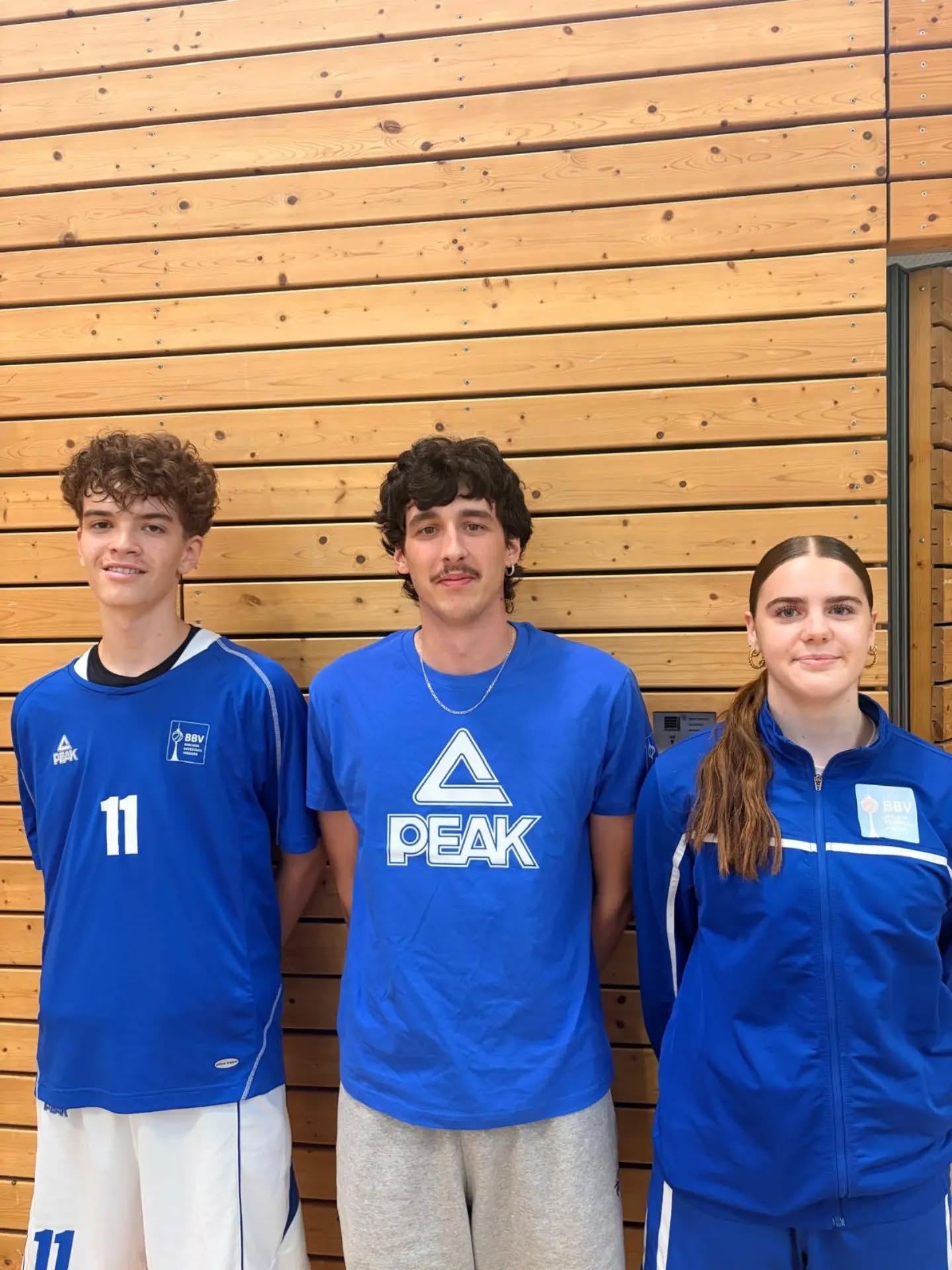 Bundesjugendlager 2026
Drei Pankower durften die letzten Tage in Heidelberg am Bundesjugendlager 2026 teilnehmen. Unser Coach Caleb reiste als Coach für den männlichen Bereich des BBVs mit. Oskar, der letzte Saison noch mit einer Doppellizenz bei ALBA spielte und dieses Jahr zu deren JBBL wechselt, war ebenfalls für den 2012er Kader des BBVs in Heidelberg mit dabei. Besonders stolz sind wir auf Tildi, die als 2012erin nicht nur beim weiblichen 2011er Kader spielt, sondern nun auch für weitere Nationalmannschaftsmaßnahmen mit dem DBB für die u16 nominiert ist.
HERZLICHEN GLÜCKWUNSCH 💐👏 Als Kirsche auf der Sahnetorte gewann sogar der BBV bei den Mädchen das Turnier. Im Finale setzten sie sich mit 69:46 gegen den WBV durch. #einheitpankowbasketball #playlikeagirl