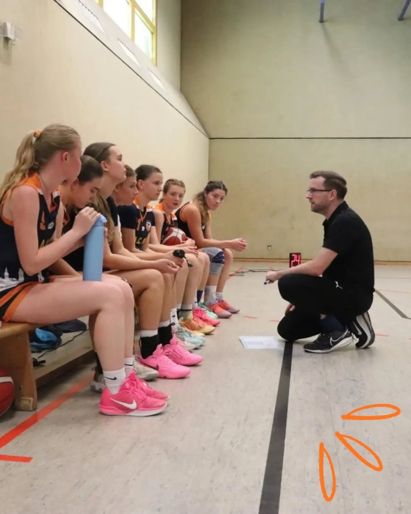 DaOLvs BASS Am Sonntag machten wir uns auf den Weg in den tiefen Süden, um gegen den Aufsteiger BASS 2 zu spielen. Wir trafen jedoch auf keine Unbekannten: uns waren die Spielerinnen alle aus den Jugendteams geläufig. Was auch daran liegt, dass unser "Damenteam" ebenfalls aktuell im Schnitt u20 ist (und mit Hinblick auf die WNBL als Leistungskader aufgebaut wird). Das Spiel startete zwar intensiv, aber auf beiden Seiten nur wenig von Erfolg gekrönt. Immer wieder kamen wir zum Korb durch, konnten uns dafür aber nicht belohnen. Den Befreiungsschlag gab es in der fünften Spielminuten, als endlich der erste Dreier fiel. Defensiv wurde übers gesamte Feld gearbeitet, damit BASS nur schwer in ihr Spiel kamen. Am eigenen Brett blieb es weiter schwer: 9 von 11 Punkten wurden an der Freiwurflinie erzielt. Im zweiten Viertel blieb weiter das Scoring aus, zusätzlich passierten 2, 3 einfache Fehler und BASS bestrafte das mit Fastbreaks und schnellen Punkten. Wir versuchten uns davon nicht beeindrucken zu lassen, aber erneut musste die 5. Spielminute anbrechen, bis sich unsere Scoreanzeige weiter drehte.
Mittlerweile lief das Spiel schon gute 1,5h und wir hatten noch eine ganze Halbzeit zu Spielen. Mit 31:30 ging es in die große Pause. Es galt fokussiert zu bleiben und sich von den zahlreichen Unterbrechungen nicht aus dem Konzept bringen zu lassen.
Im dritten Viertel konnte sich jedoch kein Team weiter absetzen, dafür wurde viiiiel Zeit an der Freiwurflinie verbracht.
Erst im letzten Viertel fielen endlich mehr Punkte aus dem Spiel heraus und auch einige Dreier fanden ihr Ziel. BASS fand weiterhin keine Lösung gegen unseren defensiven Druck, sodass wir dieses Viertel und letztlich auch das Spiel deutlich für uns entscheiden konnten. 63:49 #einheitpankowbasketball #pankowbasketball #pankowergirls #playlikeagirl
