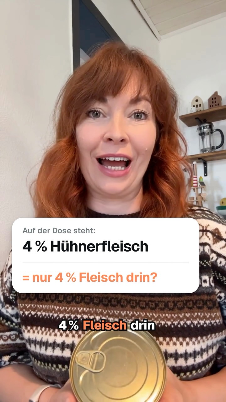 4% Hühnerfleisch auf der Dose? Heißt das wirklich, es sind nur 4% Fleisch drin?
Dieser Mythos hält sich hartnäckig. Stimmt so aber nicht.
Die Prozentzahl bezieht sich nämlich nicht auf den gesamten Fleischanteil, sondern nur auf eine einzelne, besonders hervorgehobene Zutat.
Ein typisches Beispiel aus der Deklaration: „Fleisch und tierische Nebenerzeugnisse, unter anderem 4% frisches Fleisch, unter anderem 4% Huhn.“ Das bedeutet, dass 4 % der Gesamtmenge Huhn sind. Die übrigen tierischen Bestandteile können von anderen Tierarten stammen.
Prozentzahlen müssen laut Gesetz nämlich dann angegeben werden, wenn eine Zutat im Namen oder auf der Verpackung besonders hervorgehoben wird. Deshalb sagt eine einzelne Prozentzahl fast nie das aus, was viel insgesamt drin ist.
Genau solche Details lernst du bei uns wirklich zu durchschauen, nicht nur zu ahnen.
Willst du mehr solcher Aha-Momente? Am Freitag stelle ich dir beim Infoabend unsere Ausbildung zum Hunde-Ernährungsberater vor.
Kommentier „INFOABEND“ – ich schick dir alle Infos direkt per Nachricht.
#hundeernährungsberater #hundewissen #hundegesundheit #hundeernährung #hundetrainer