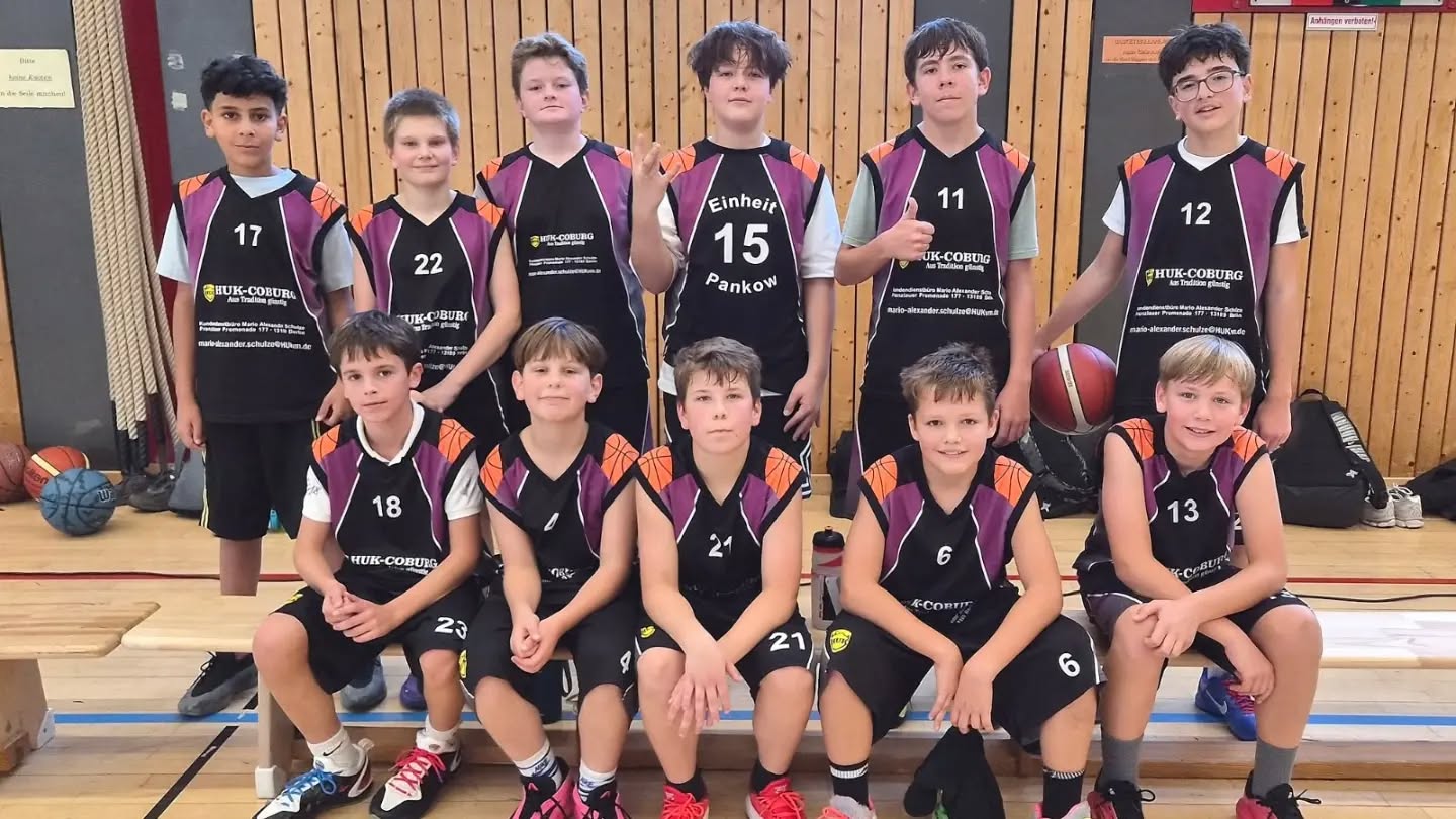 Am letzten Wochenende hatten wir, die mu14-3, unser erstes Auswärtsspiel dieser Saison bei dem Friedenauer TSC. Unser Nachwuchsteam zeigte in den ersten beiden Spielen recht unterschiedliche Leistungen und da man in der Hinrunde die Gegner auch noch nicht kennt, konnte man gespannt sein.
Die Starting-Five hat dann überraschenderweise den Gegner in den ersten Minuten des Spiels völlig überrannt, sehr gut verteidigt und jede Fastbreak-Situation konsequent genutzt. So stand es nach 4 Minuten bereits 14:2 und wir konnten viel wechseln. Spielstand zur Viertelpause war dann 20:12.
Ein ähnliches Bild im 2. Viertel, schneller Ausbau der Führung (14. Minute 29:12) und viele Spieleranteile für alle. Halbzeitstand 35:21.
Bei den vielen Wechseln in der ersten Hälfte stellte sich aber auch heraus, dass es ohne bestimmte Führungsspieler auf dem Feld (noch) nicht so gut funktioniert.
In der zweiten Halbzeit haben wir also etwas anders gewechselt, sodass die Punkteausbeute über die letzten beiden Viertel konstanter verteilt war und auch die Defence insgesamt kompakter stand (49:25 / 67:29).
Erfreulich ist, dass sich die Jungs des jüngeren Jahrgangs schon recht gut integriert haben und einige von ihnen sich auch trauen in den Spielen Verantwortung zu übernehmen. Prima, weiter so…