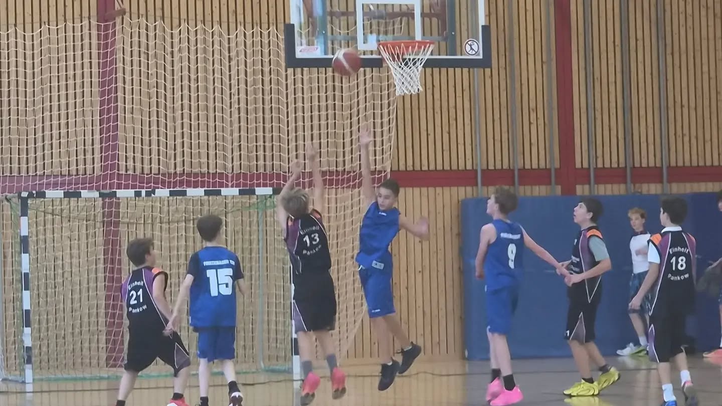 Am letzten Wochenende hatten wir, die mu14-3, unser erstes Auswärtsspiel dieser Saison bei dem Friedenauer TSC. Unser Nachwuchsteam zeigte in den ersten beiden Spielen recht unterschiedliche Leistungen und da man in der Hinrunde die Gegner auch noch nicht kennt, konnte man gespannt sein.
Die Starting-Five hat dann überraschenderweise den Gegner in den ersten Minuten des Spiels völlig überrannt, sehr gut verteidigt und jede Fastbreak-Situation konsequent genutzt. So stand es nach 4 Minuten bereits 14:2 und wir konnten viel wechseln. Spielstand zur Viertelpause war dann 20:12.
Ein ähnliches Bild im 2. Viertel, schneller Ausbau der Führung (14. Minute 29:12) und viele Spieleranteile für alle. Halbzeitstand 35:21.
Bei den vielen Wechseln in der ersten Hälfte stellte sich aber auch heraus, dass es ohne bestimmte Führungsspieler auf dem Feld (noch) nicht so gut funktioniert.
In der zweiten Halbzeit haben wir also etwas anders gewechselt, sodass die Punkteausbeute über die letzten beiden Viertel konstanter verteilt war und auch die Defence insgesamt kompakter stand (49:25 / 67:29).
Erfreulich ist, dass sich die Jungs des jüngeren Jahrgangs schon recht gut integriert haben und einige von ihnen sich auch trauen in den Spielen Verantwortung zu übernehmen. Prima, weiter so…