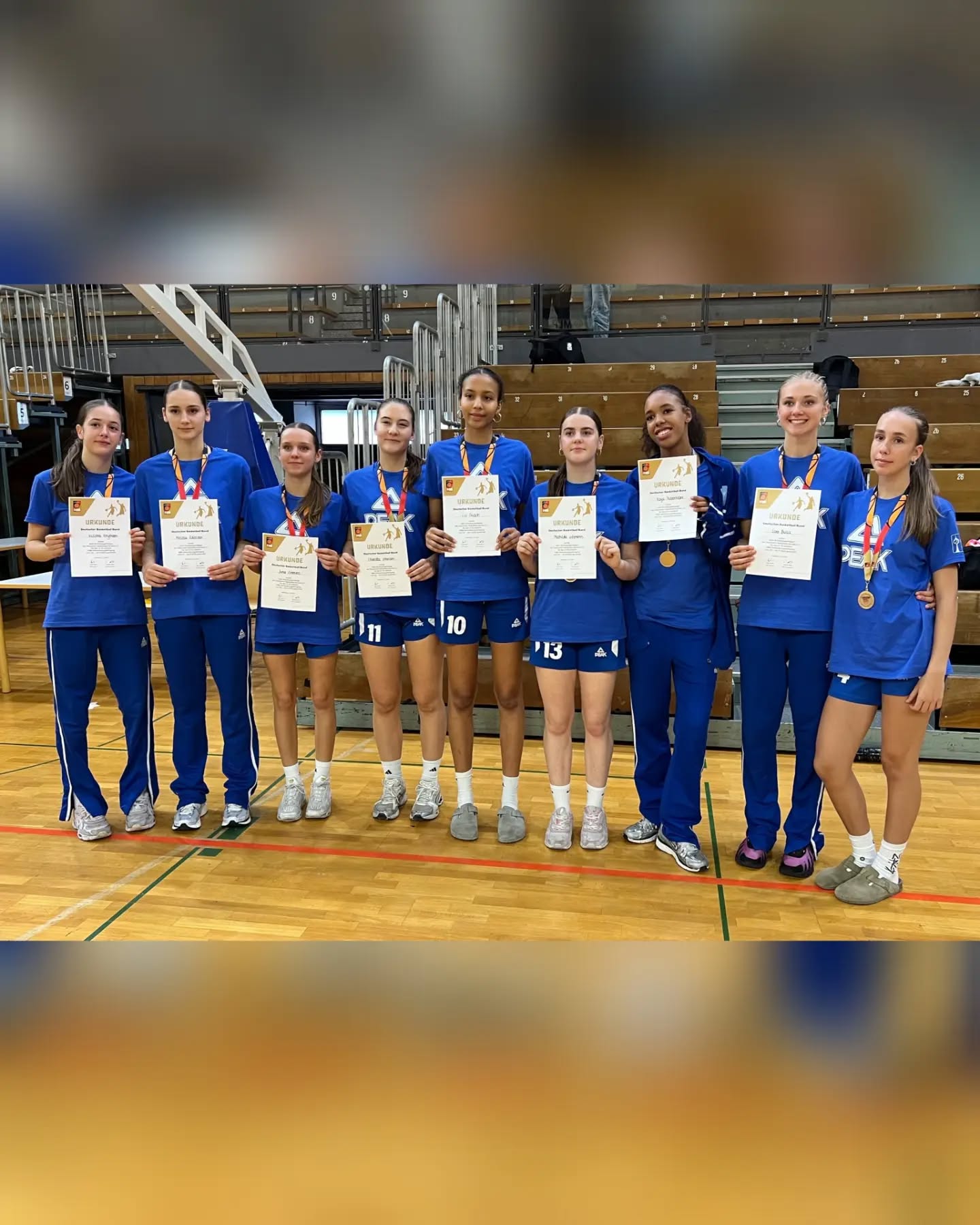 Bundesjugendlager 2026
Drei Pankower durften die letzten Tage in Heidelberg am Bundesjugendlager 2026 teilnehmen. Unser Coach Caleb reiste als Coach für den männlichen Bereich des BBVs mit. Oskar, der letzte Saison noch mit einer Doppellizenz bei ALBA spielte und dieses Jahr zu deren JBBL wechselt, war ebenfalls für den 2012er Kader des BBVs in Heidelberg mit dabei. Besonders stolz sind wir auf Tildi, die als 2012erin nicht nur beim weiblichen 2011er Kader spielt, sondern nun auch für weitere Nationalmannschaftsmaßnahmen mit dem DBB für die u16 nominiert ist.
HERZLICHEN GLÜCKWUNSCH 💐👏 Als Kirsche auf der Sahnetorte gewann sogar der BBV bei den Mädchen das Turnier. Im Finale setzten sie sich mit 69:46 gegen den WBV durch. #einheitpankowbasketball #playlikeagirl