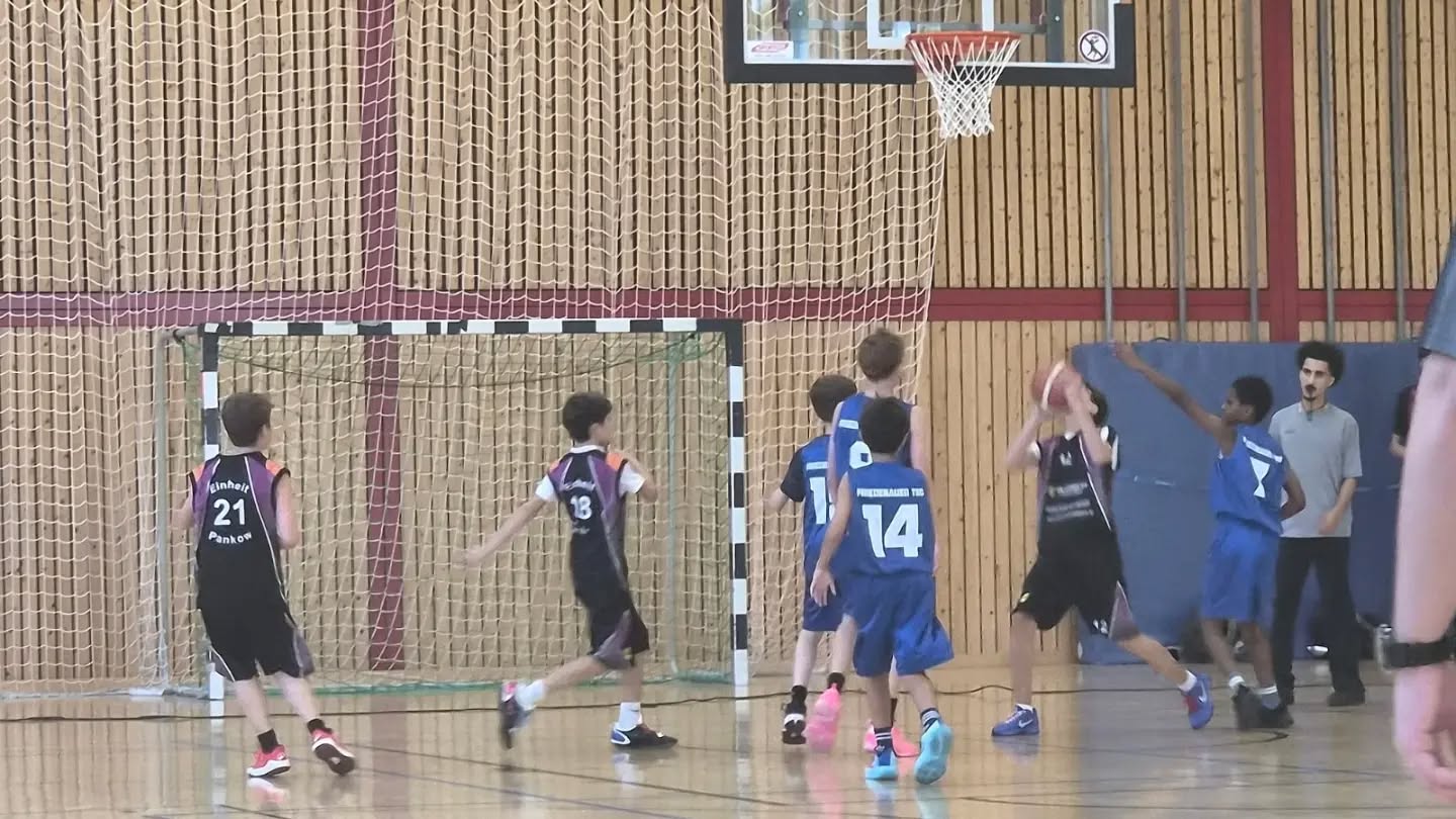 Am letzten Wochenende hatten wir, die mu14-3, unser erstes Auswärtsspiel dieser Saison bei dem Friedenauer TSC. Unser Nachwuchsteam zeigte in den ersten beiden Spielen recht unterschiedliche Leistungen und da man in der Hinrunde die Gegner auch noch nicht kennt, konnte man gespannt sein.
Die Starting-Five hat dann überraschenderweise den Gegner in den ersten Minuten des Spiels völlig überrannt, sehr gut verteidigt und jede Fastbreak-Situation konsequent genutzt. So stand es nach 4 Minuten bereits 14:2 und wir konnten viel wechseln. Spielstand zur Viertelpause war dann 20:12.
Ein ähnliches Bild im 2. Viertel, schneller Ausbau der Führung (14. Minute 29:12) und viele Spieleranteile für alle. Halbzeitstand 35:21.
Bei den vielen Wechseln in der ersten Hälfte stellte sich aber auch heraus, dass es ohne bestimmte Führungsspieler auf dem Feld (noch) nicht so gut funktioniert.
In der zweiten Halbzeit haben wir also etwas anders gewechselt, sodass die Punkteausbeute über die letzten beiden Viertel konstanter verteilt war und auch die Defence insgesamt kompakter stand (49:25 / 67:29).
Erfreulich ist, dass sich die Jungs des jüngeren Jahrgangs schon recht gut integriert haben und einige von ihnen sich auch trauen in den Spielen Verantwortung zu übernehmen. Prima, weiter so…