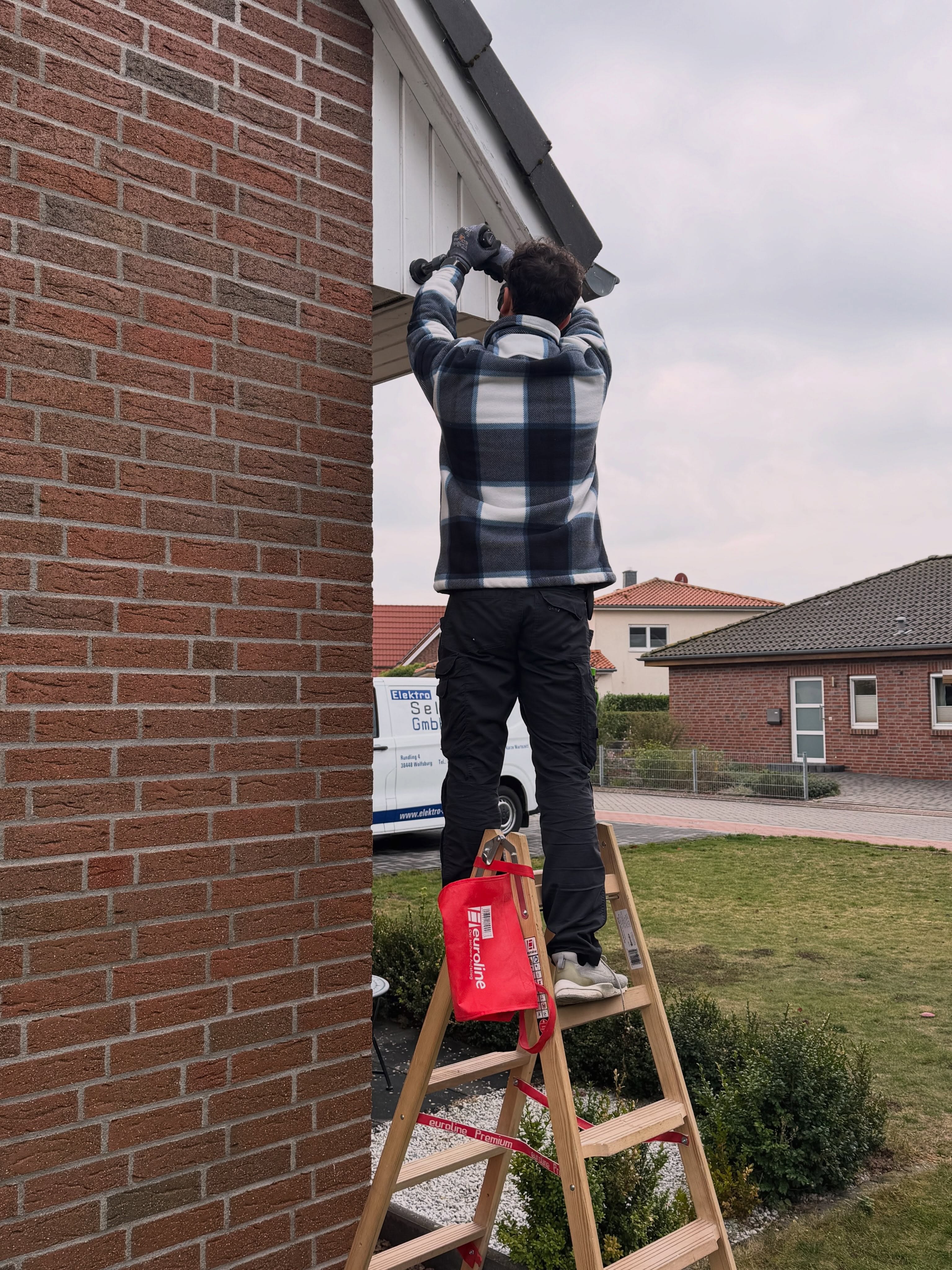 🔒 Mehr Sicherheit für das eigene Zuhause.
Nach einem Einbruch bei unserem Kunden rüsten wir sein Haus jetzt mit einer Dahua-Alarmanlage und moderner Videoüberwachung aus.
Dabei setzen wir auf das Dahua AirShield-Alarmsystem in Kombination mit einem Dahua-Kamerasystem – abgestimmt auf das Gebäude und die Bedürfnisse unseres Kunden.
✅ Fachgerechte Montage und Verkabelung
✅ Einrichtung und Inbetriebnahme
✅ Funktionsprüfung der Anlage
✅ Persönliche Einweisung und Übergabe
Unser Ziel: das Zuhause besser schützen und unserem Kunden wieder ein sichereres Gefühl in den eigenen vier Wänden geben.
Sie möchten Ihr Zuhause ebenfalls besser absichern? Schreiben Sie uns – wir beraten Sie persönlich. 📩
Elektro Sello GmbH – Ihr Partner für Elektrotechnik und Sicherheit in Wolfsburg und Umgebung.
#ElektroSello #Dahua #AirShield #Alarmanlage #Videoüberwachung Sicherheitstechnik Einbruchschutz Wolfsburg Elektrohandwerk